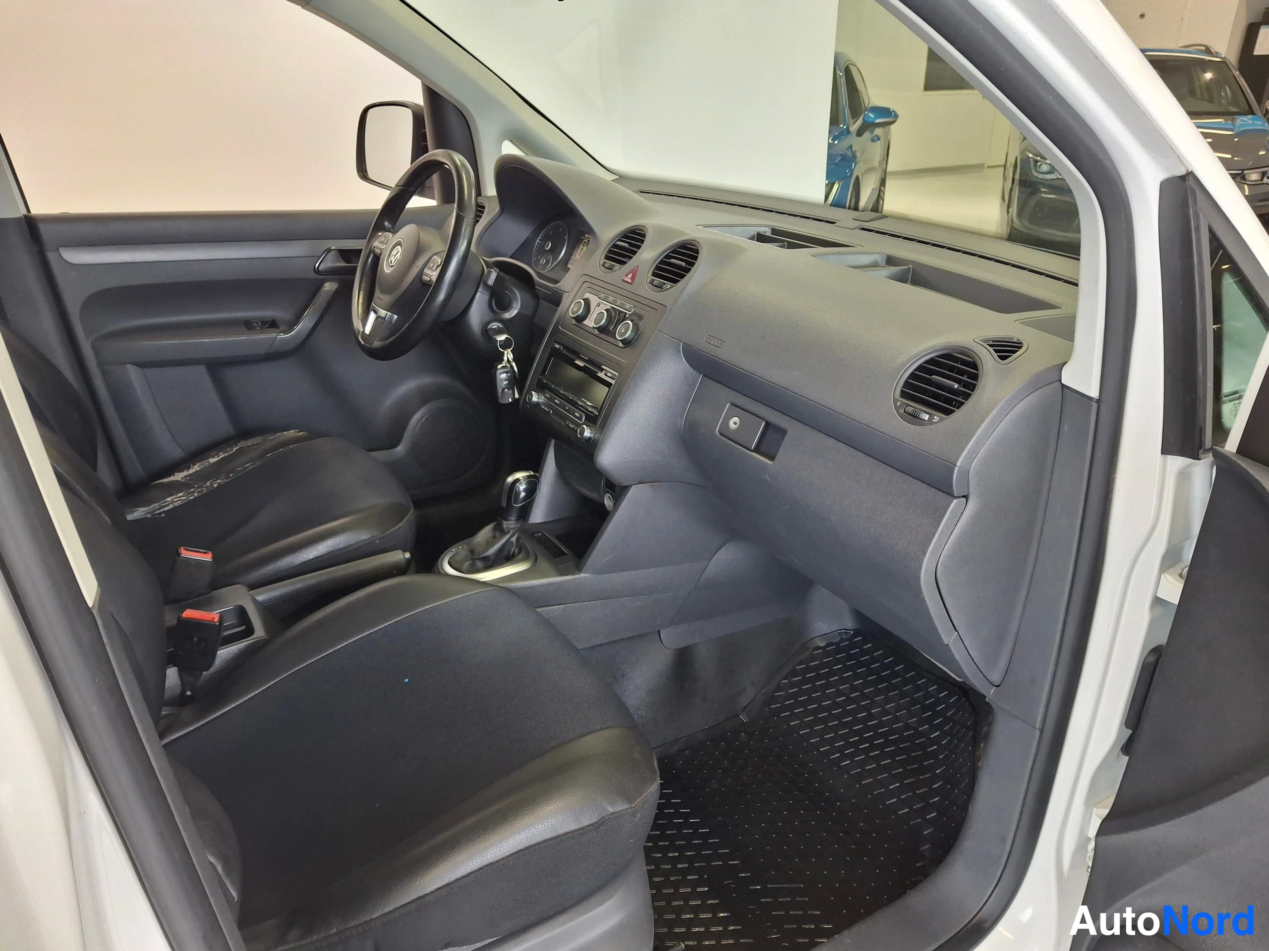 Valkoinen Volkswagen Caddy 2015, ohjaamo, kuva 14