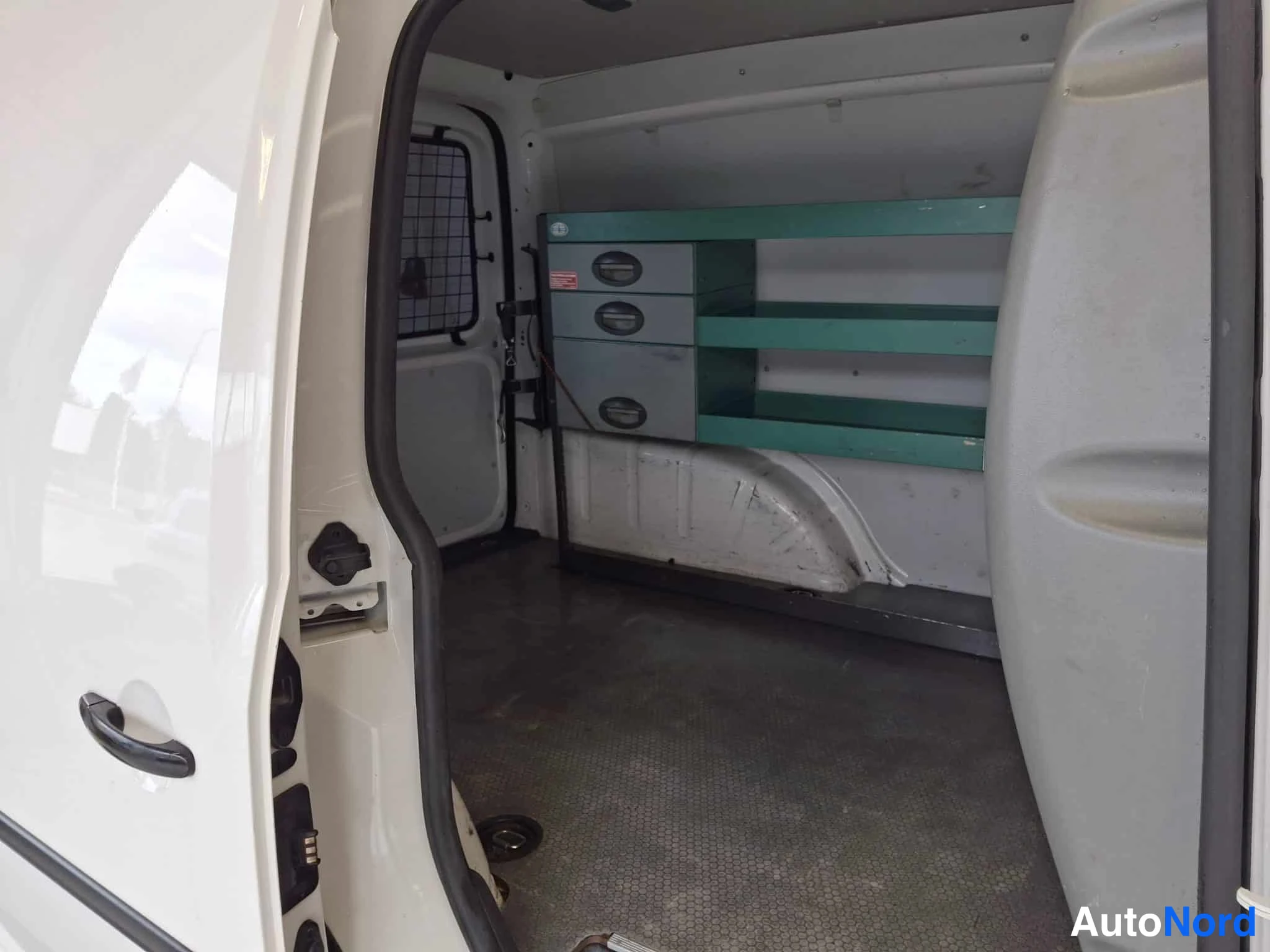 Valkoinen Volkswagen Caddy 2015, tavaratila, kuva 18