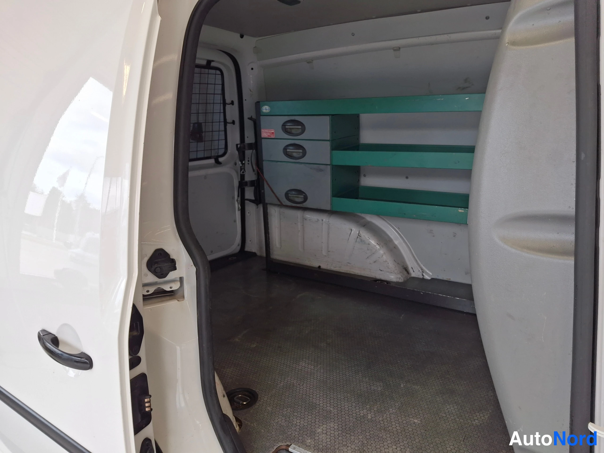 Valkoinen Volkswagen Caddy 2015, tavaratila, kuva 16