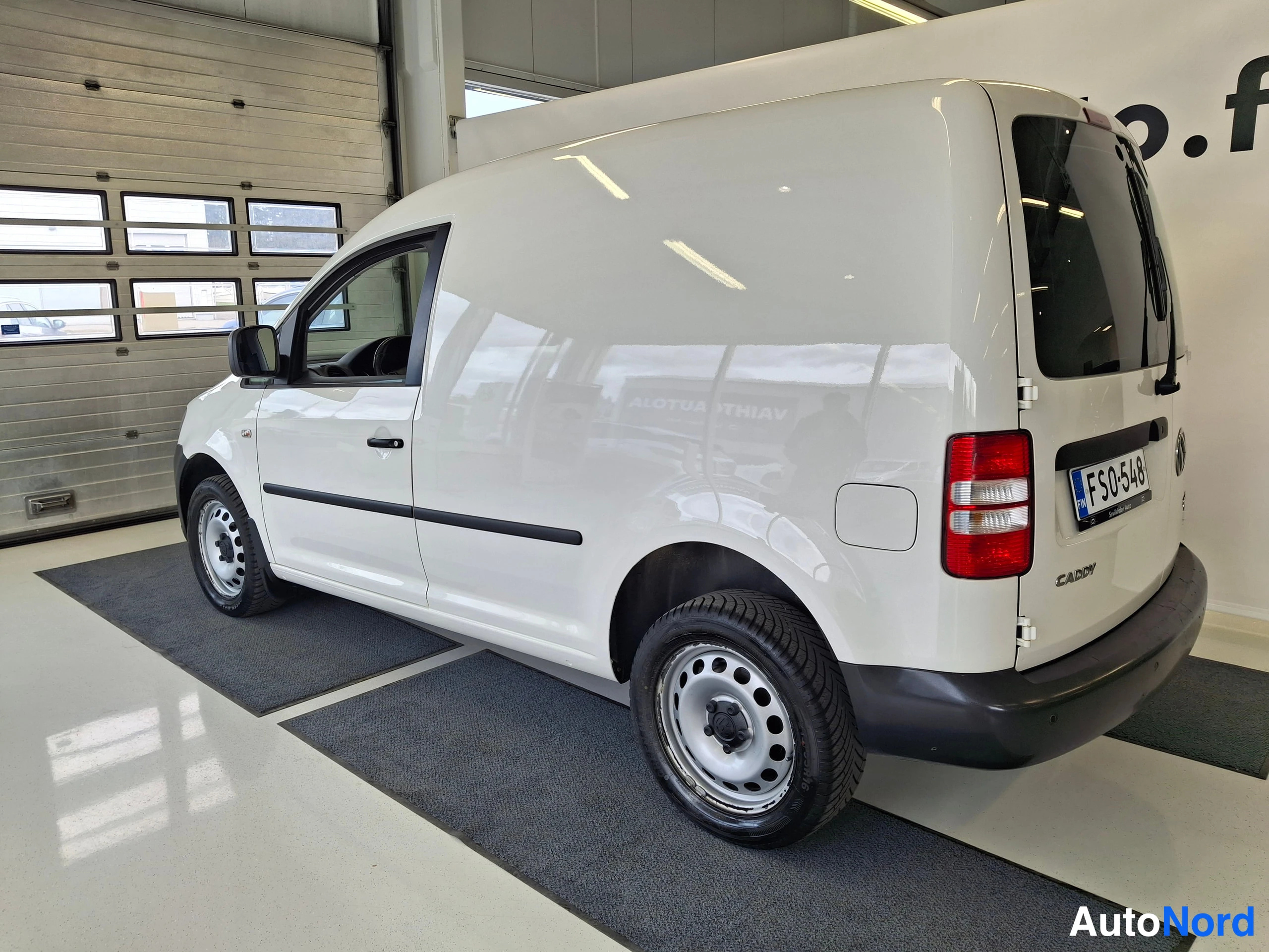 Valkoinen Volkswagen Caddy 2015, takaviisto, kuva 7