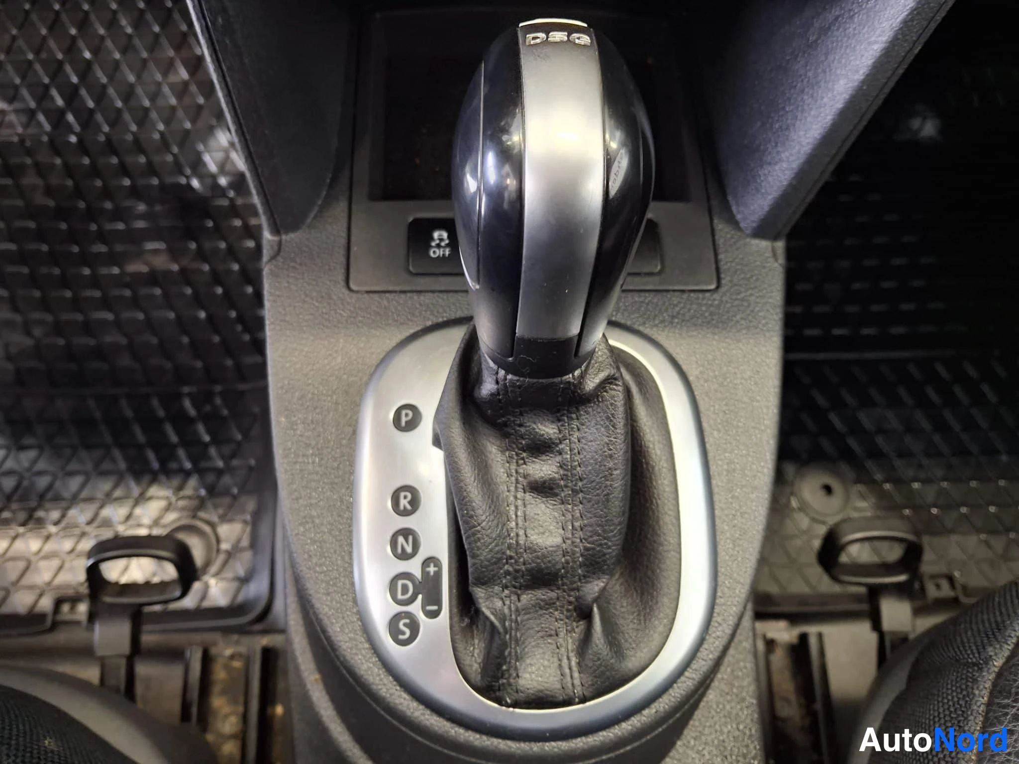 Valkoinen Volkswagen Caddy 2015, yksityiskohta, kuva 24