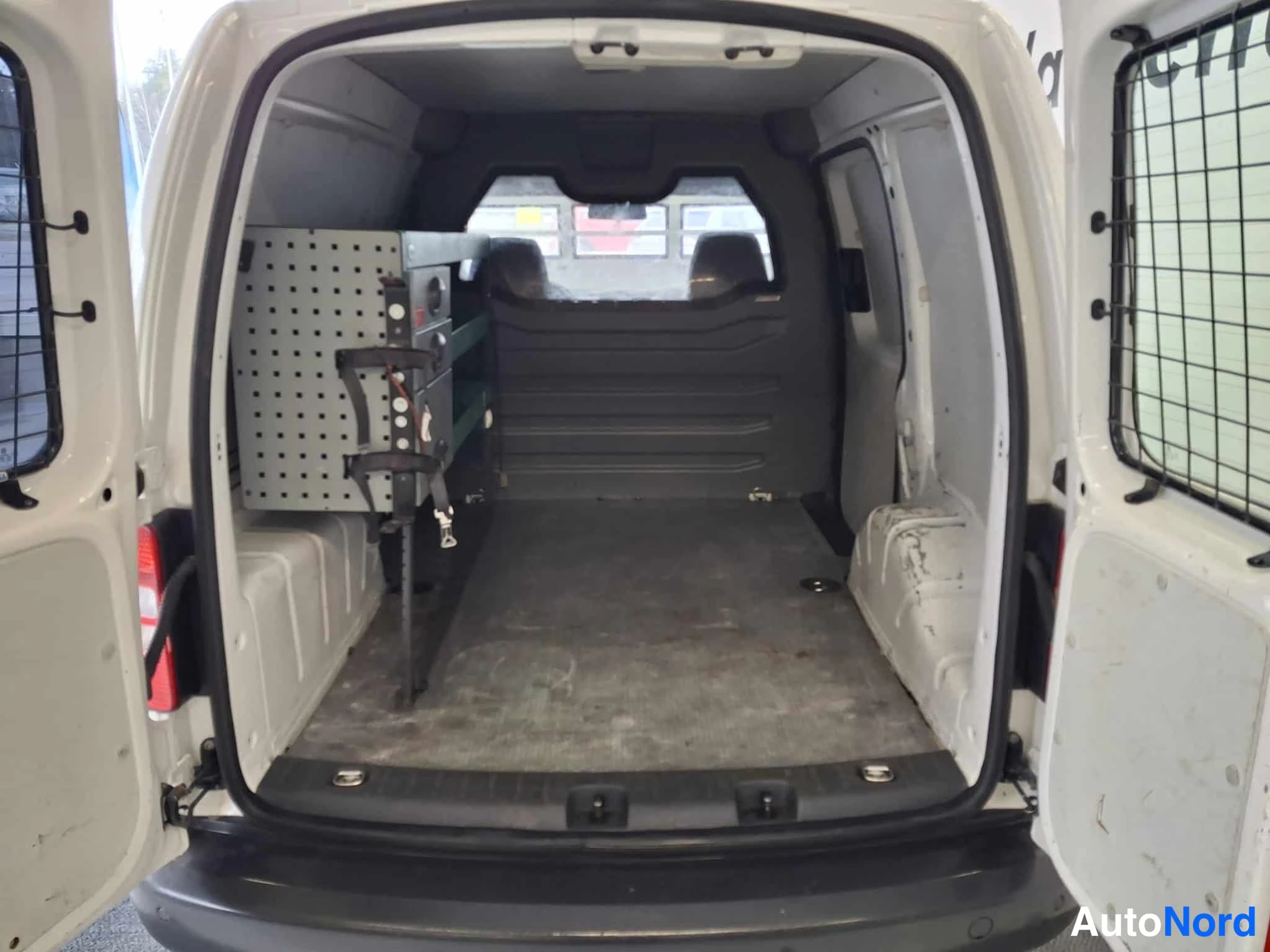 Valkoinen Volkswagen Caddy 2015, tavaratila, kuva 15