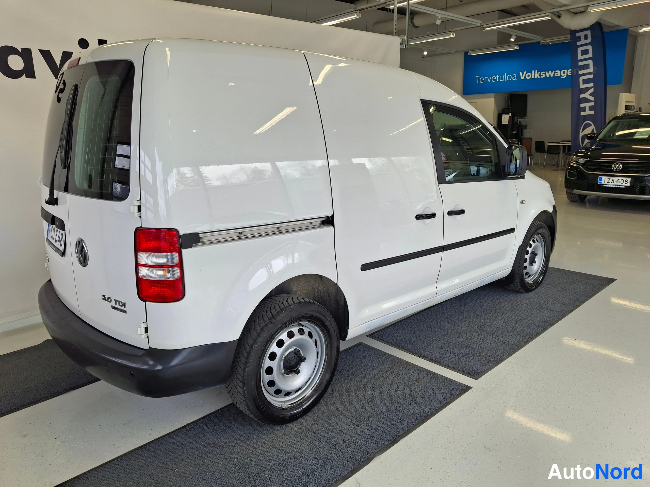 Valkoinen Volkswagen Caddy 2015, takaviisto, kuva 9