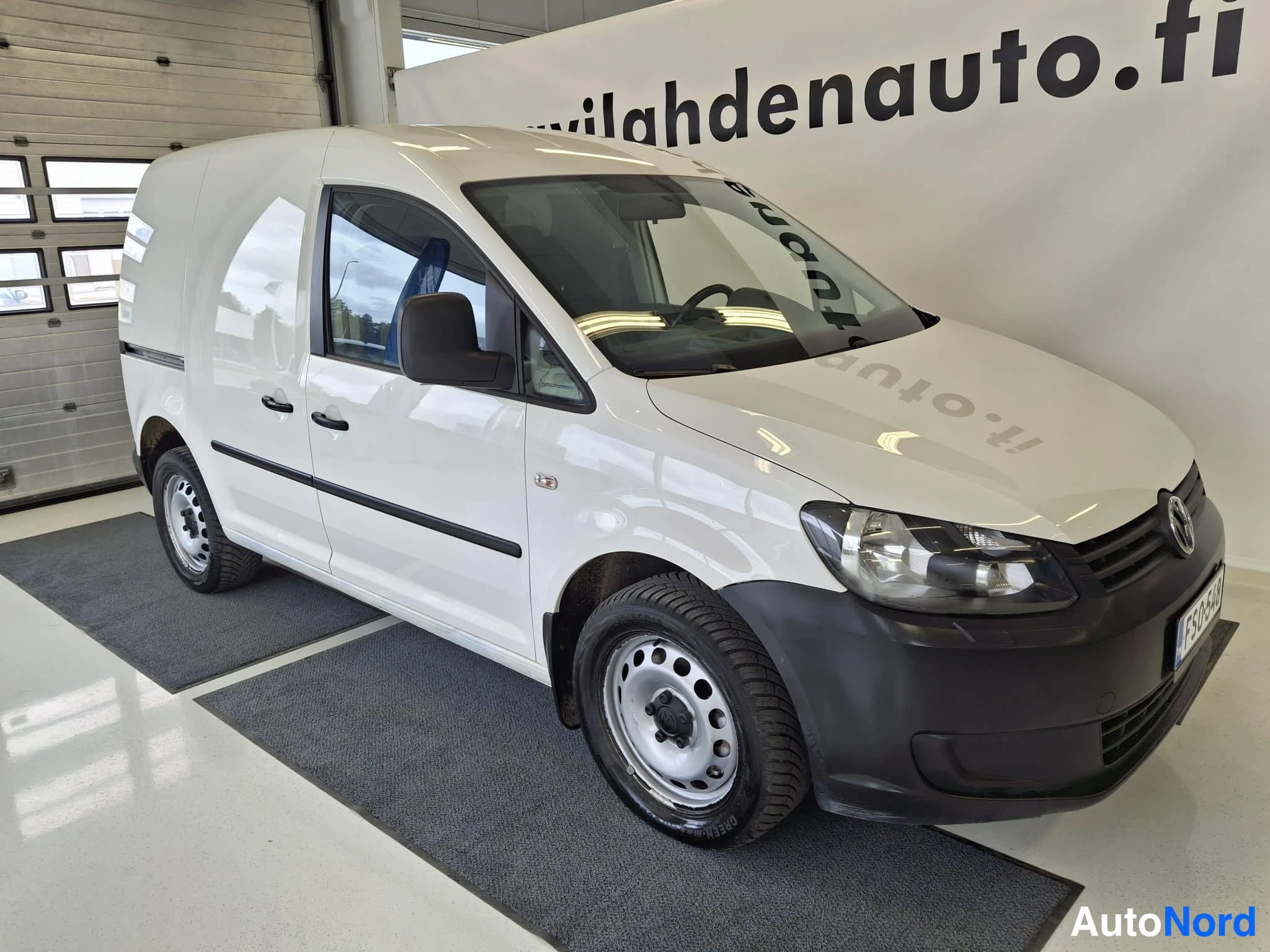 Valkoinen Volkswagen Caddy 2015, etuviisto, keula oikealle, kuva 3