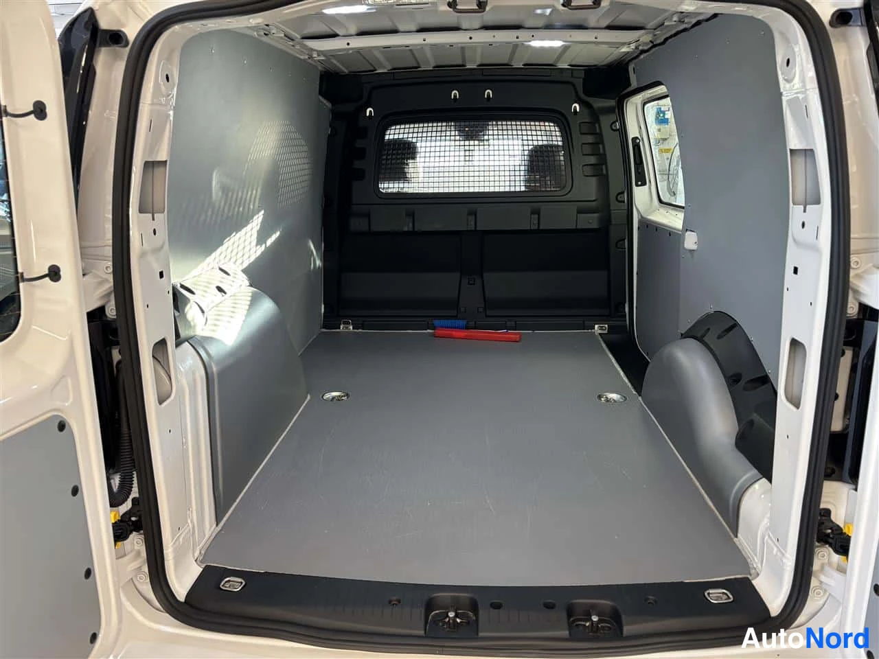 White Volkswagen Caddy 2025, boot, photo 13