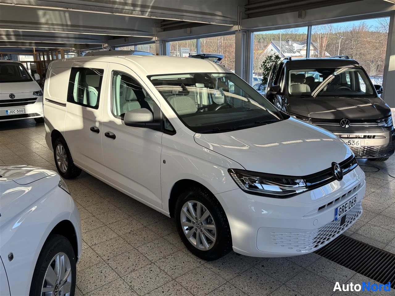 White Volkswagen Caddy 2025, front three-quarter, nose to the right, photo 2