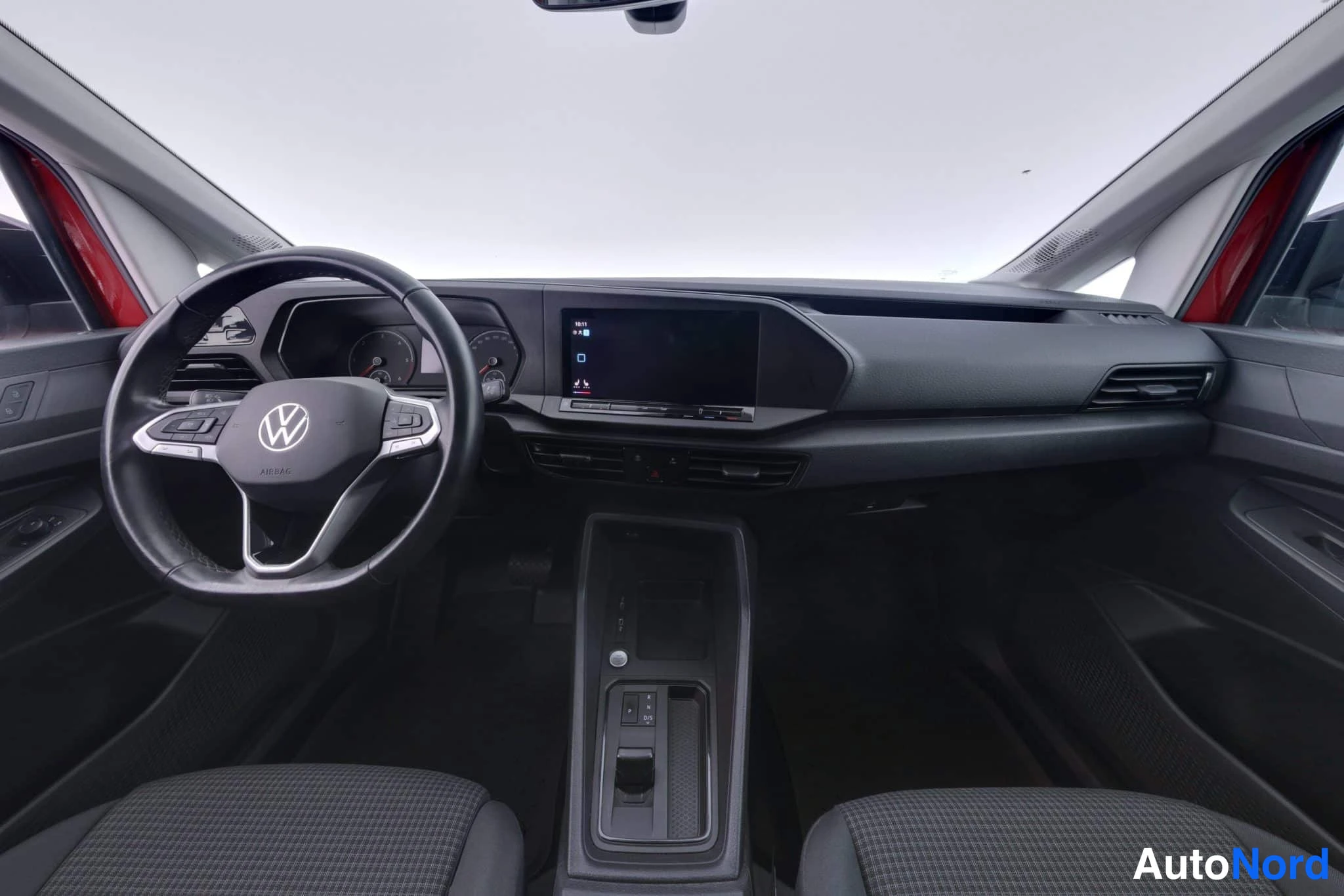 Punainen Volkswagen Caddy 2023, ohjaamo, kuva 13