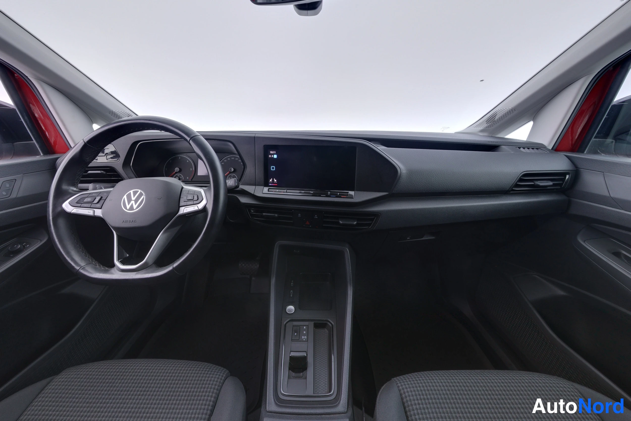 Punainen Volkswagen Caddy 2023, ohjaamo, kuva 14