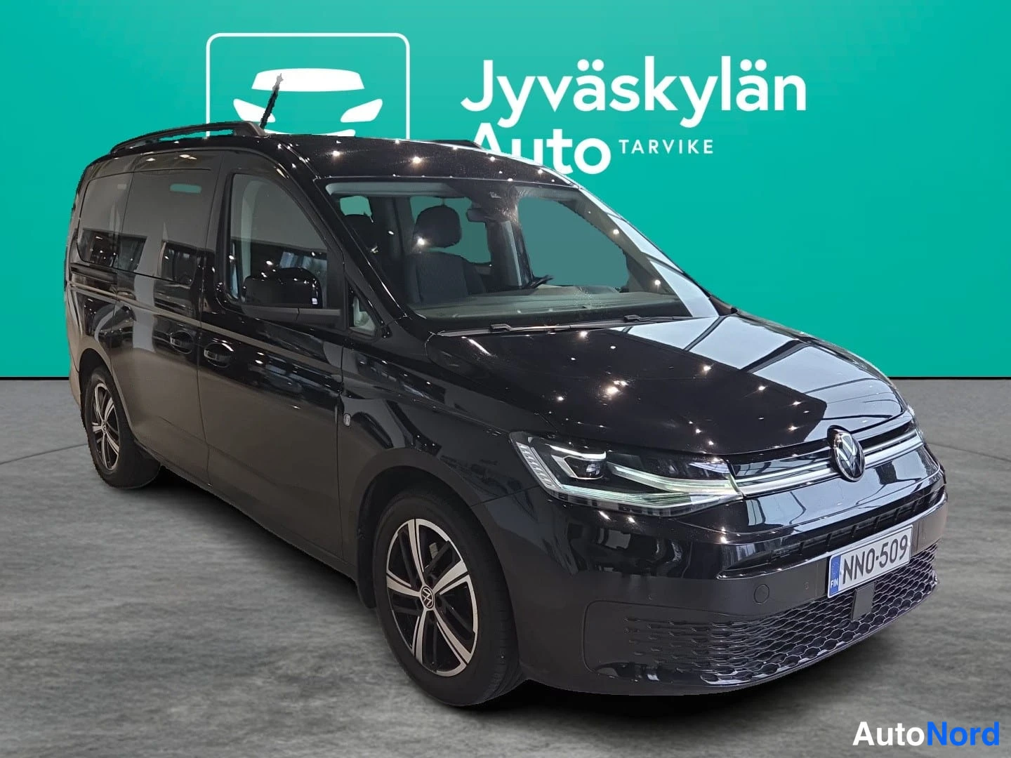 Musta Volkswagen Caddy 2024, etuviisto, keula oikealle, kuva 2