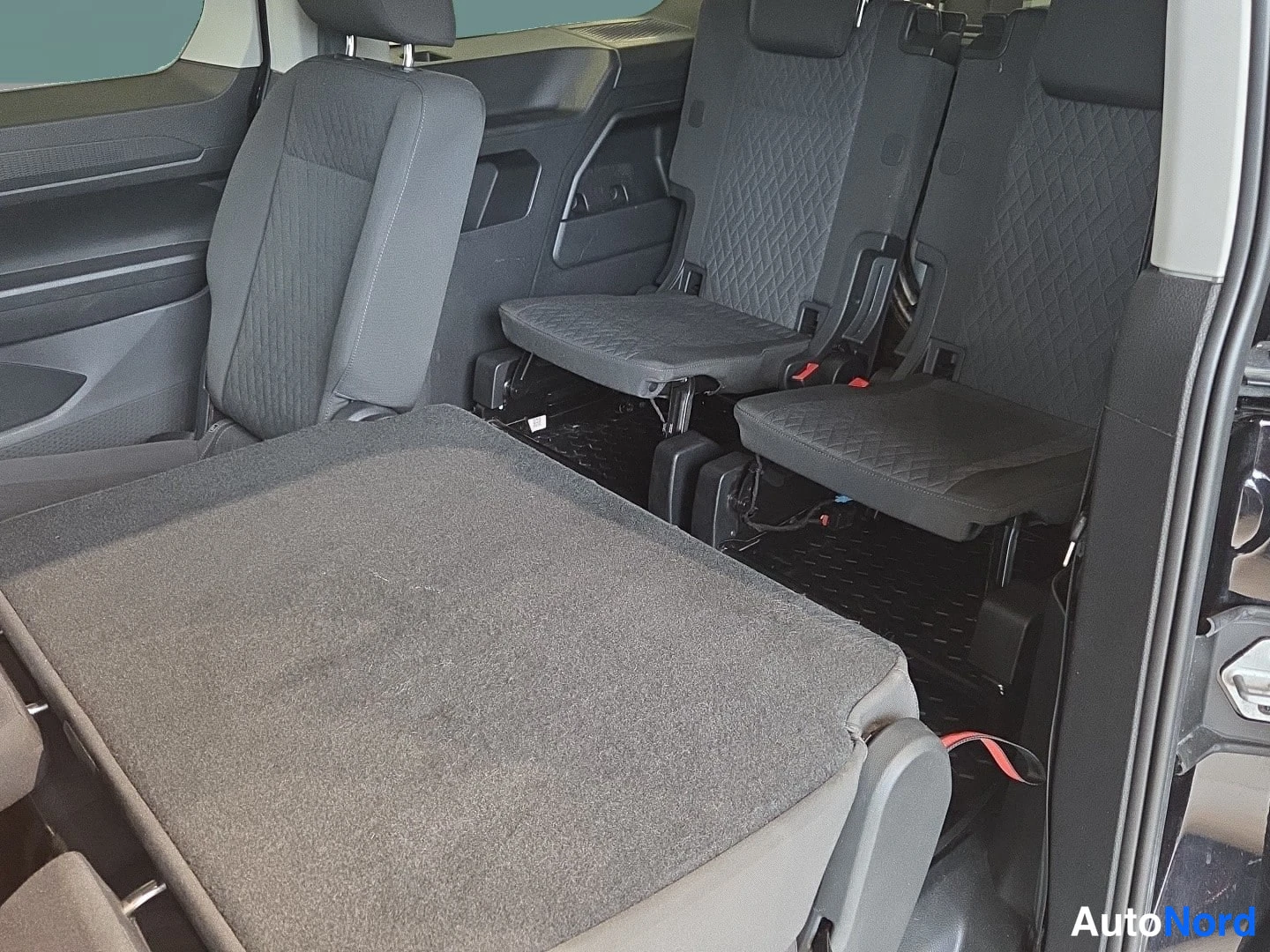 Musta Volkswagen Caddy 2024, takaistuimet, kuva 9