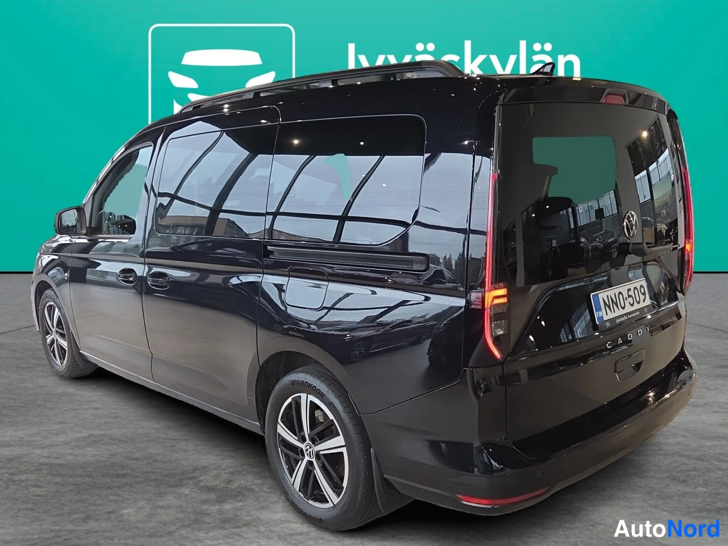 Musta Volkswagen Caddy 2024, takaviisto, kuva 4