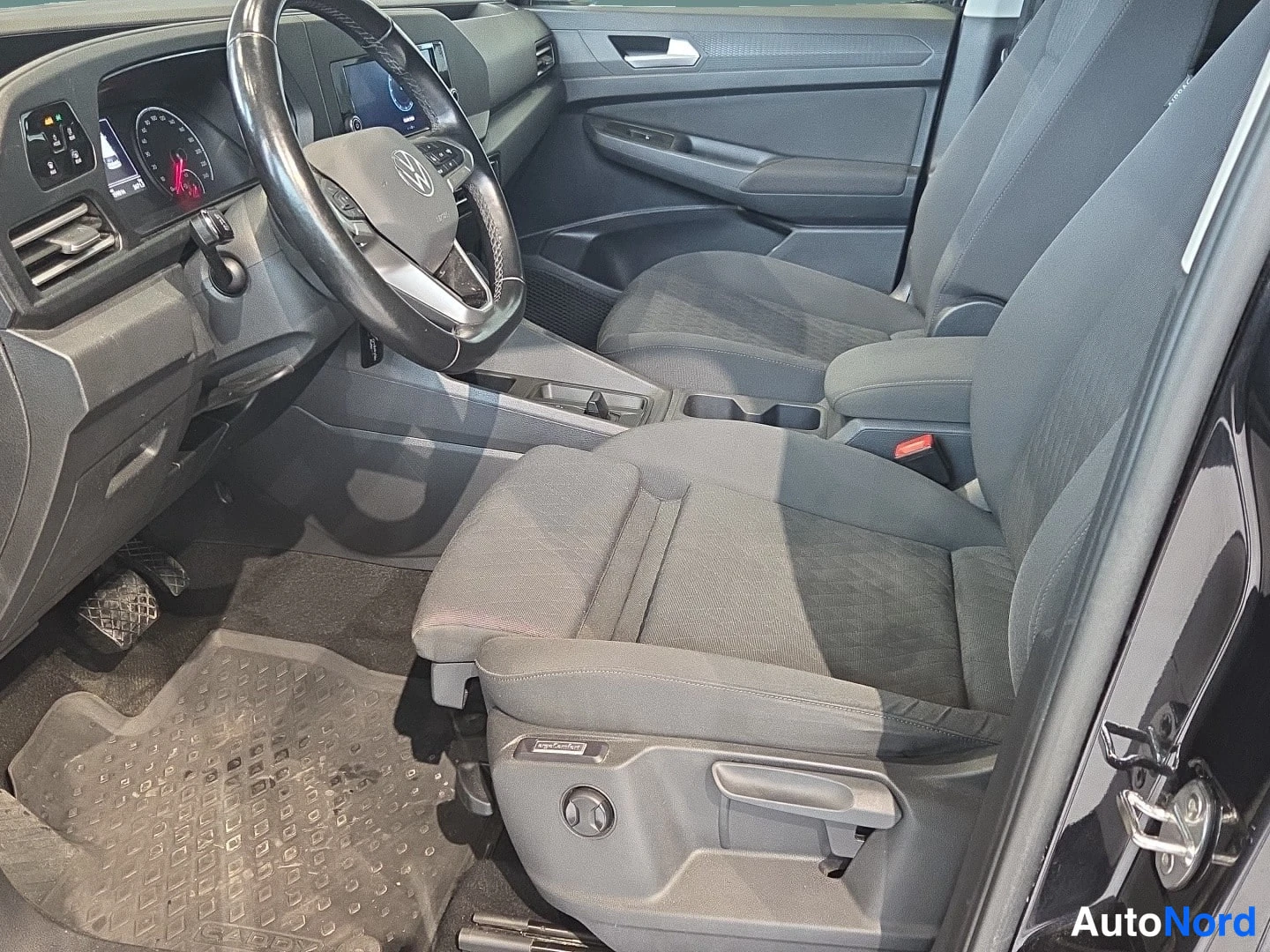 Musta Volkswagen Caddy 2024, ohjaamo, kuva 6