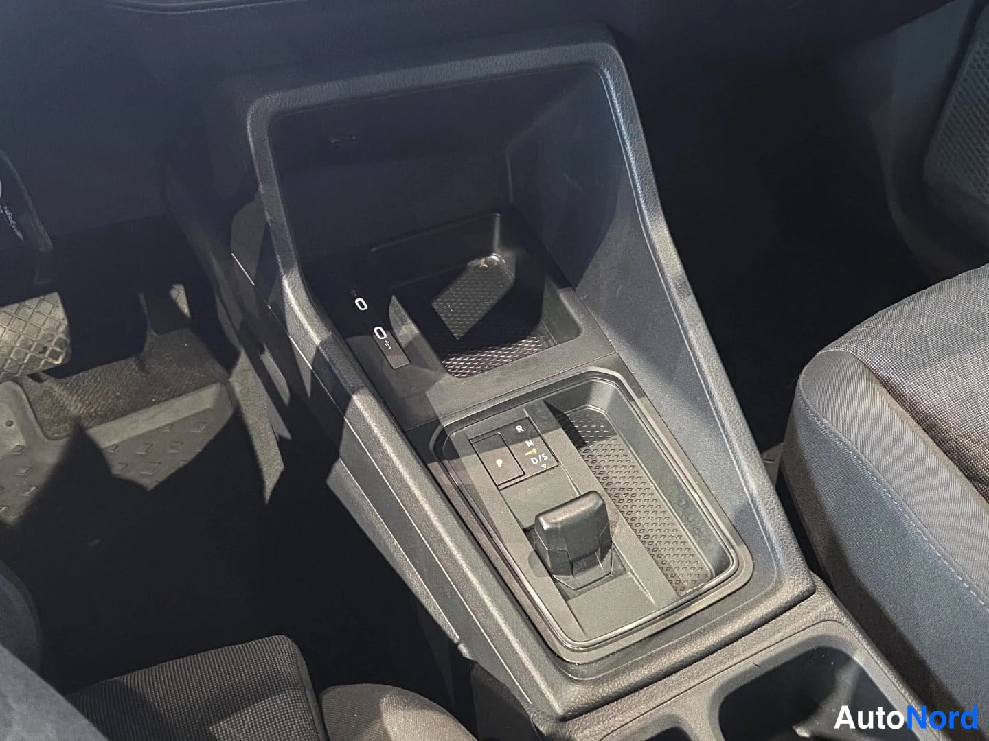 Musta Volkswagen Caddy 2024, yksityiskohta, kuva 11