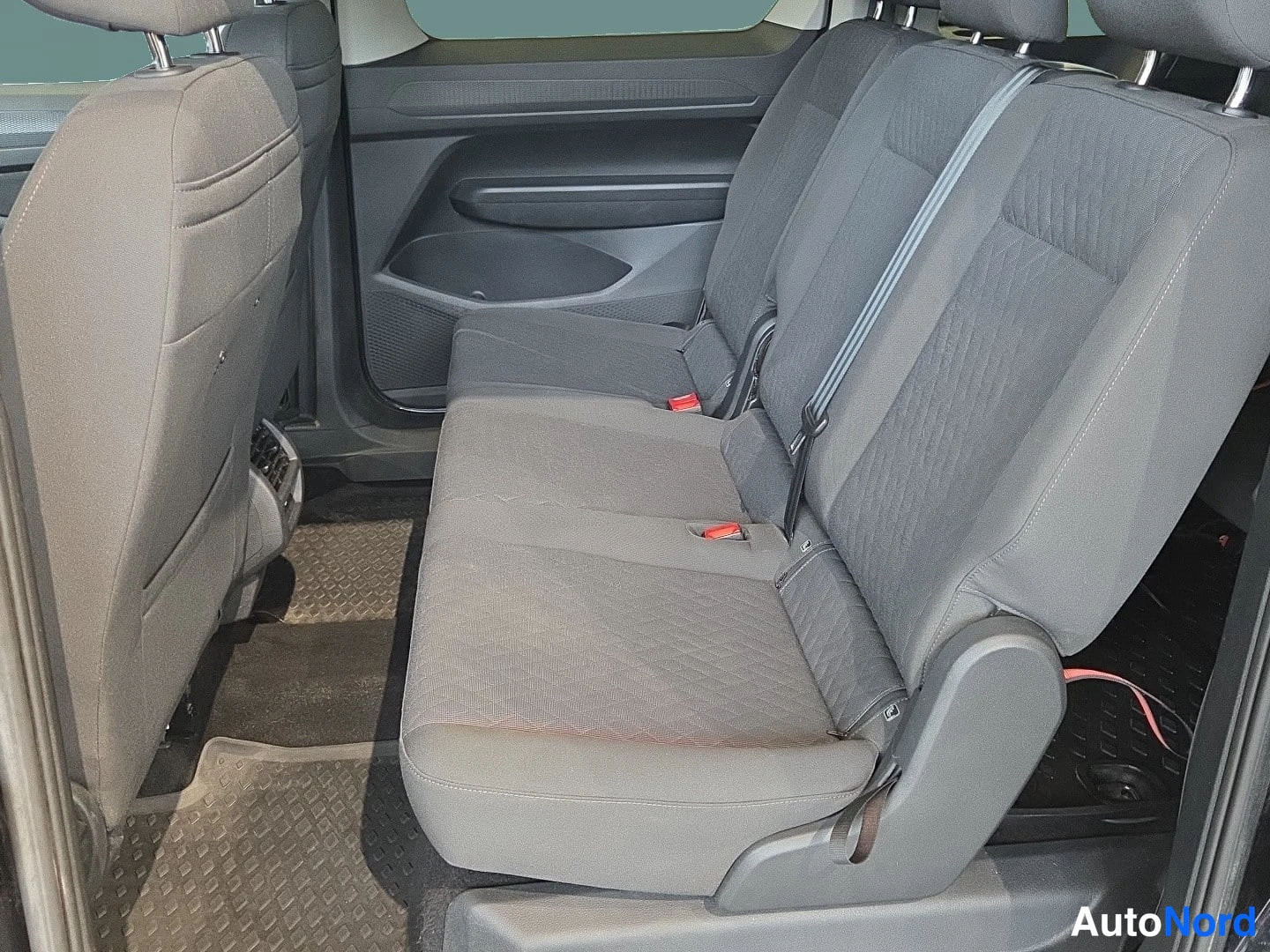 Musta Volkswagen Caddy 2024, takaistuimet, kuva 10