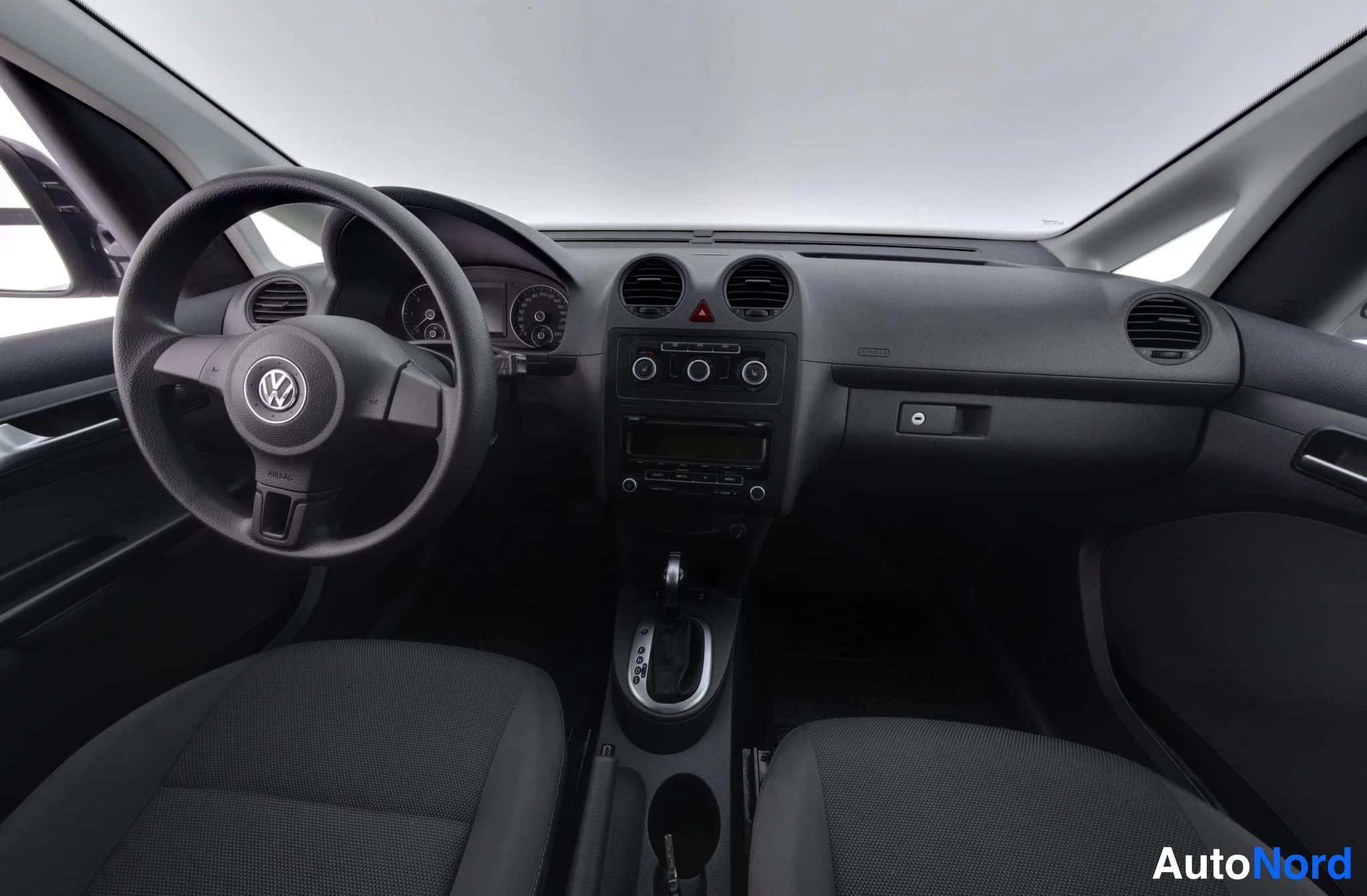 Musta Volkswagen Caddy 2015, ohjaamo, kuva 21