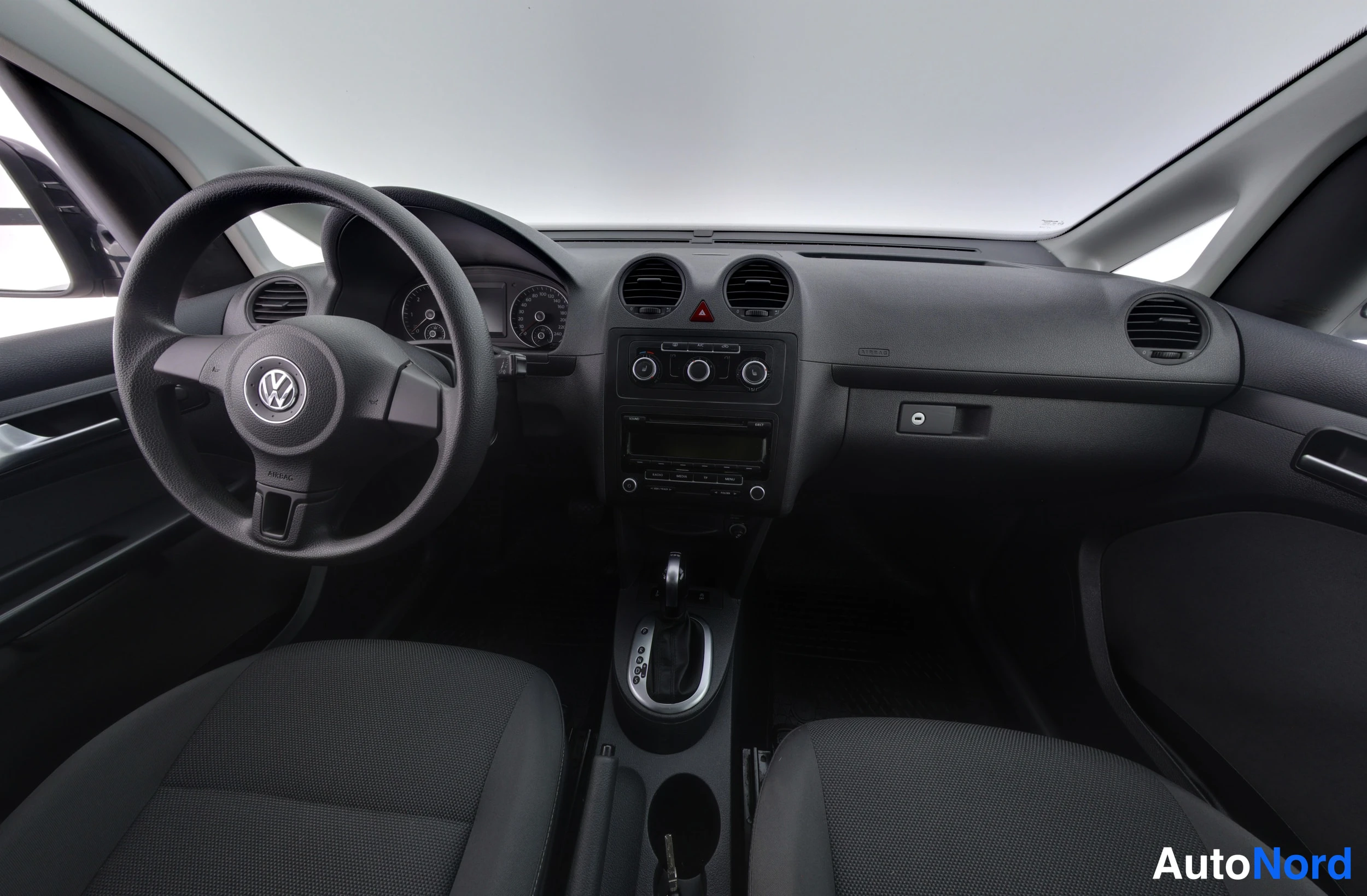 Musta Volkswagen Caddy 2015, ohjaamo, kuva 14