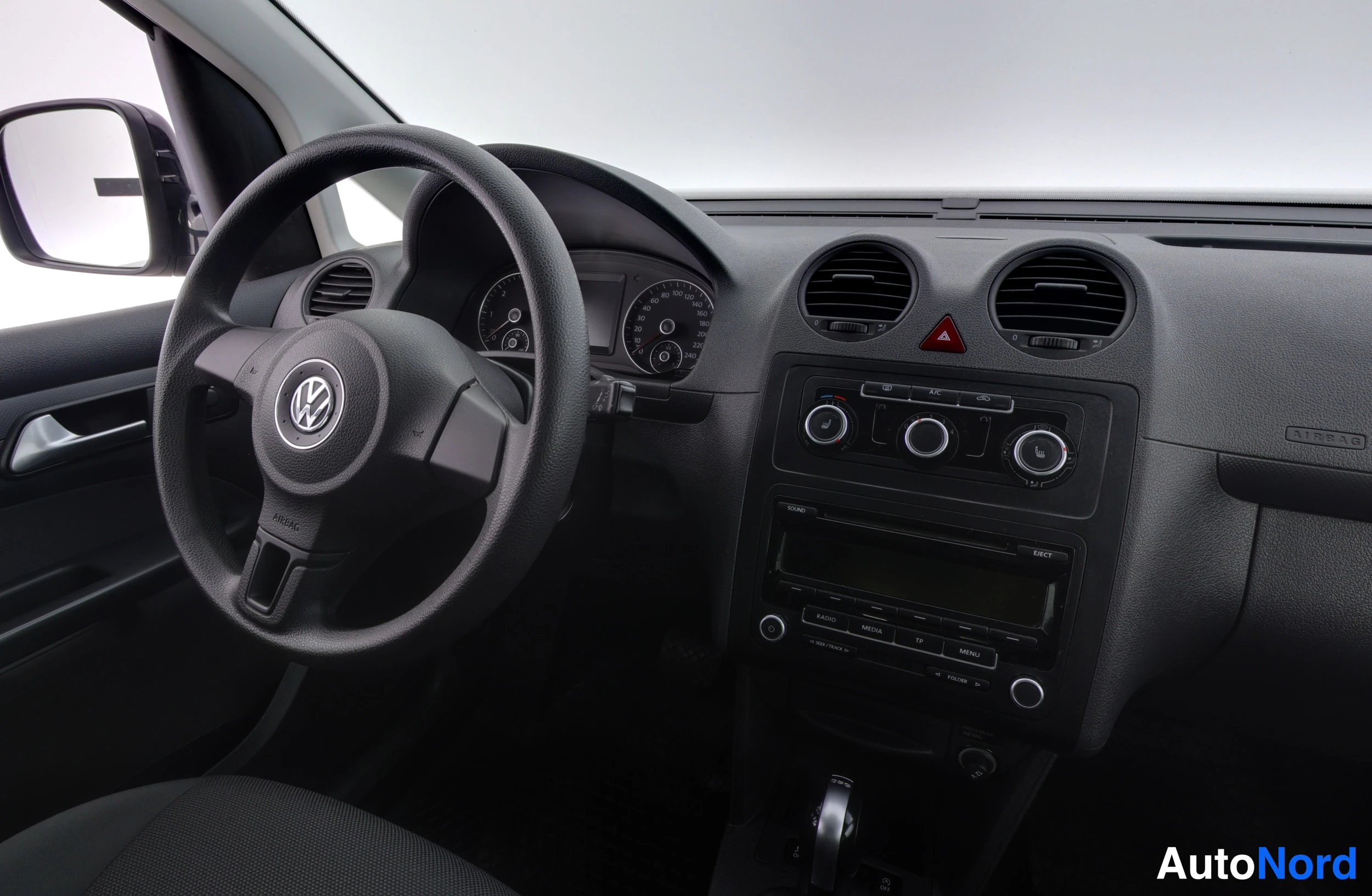 Musta Volkswagen Caddy 2015, ohjaamo, kuva 16