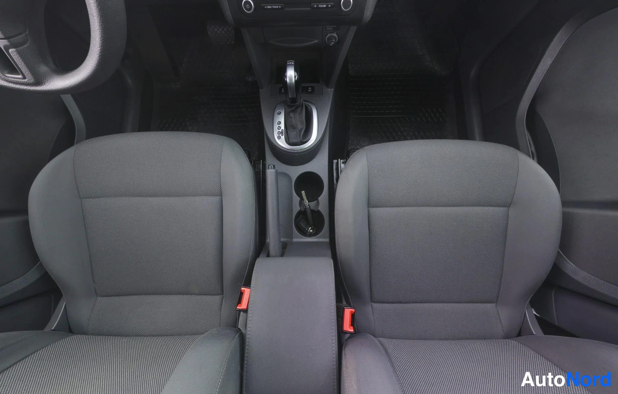 Musta Volkswagen Caddy 2015, ohjaamo, kuva 19