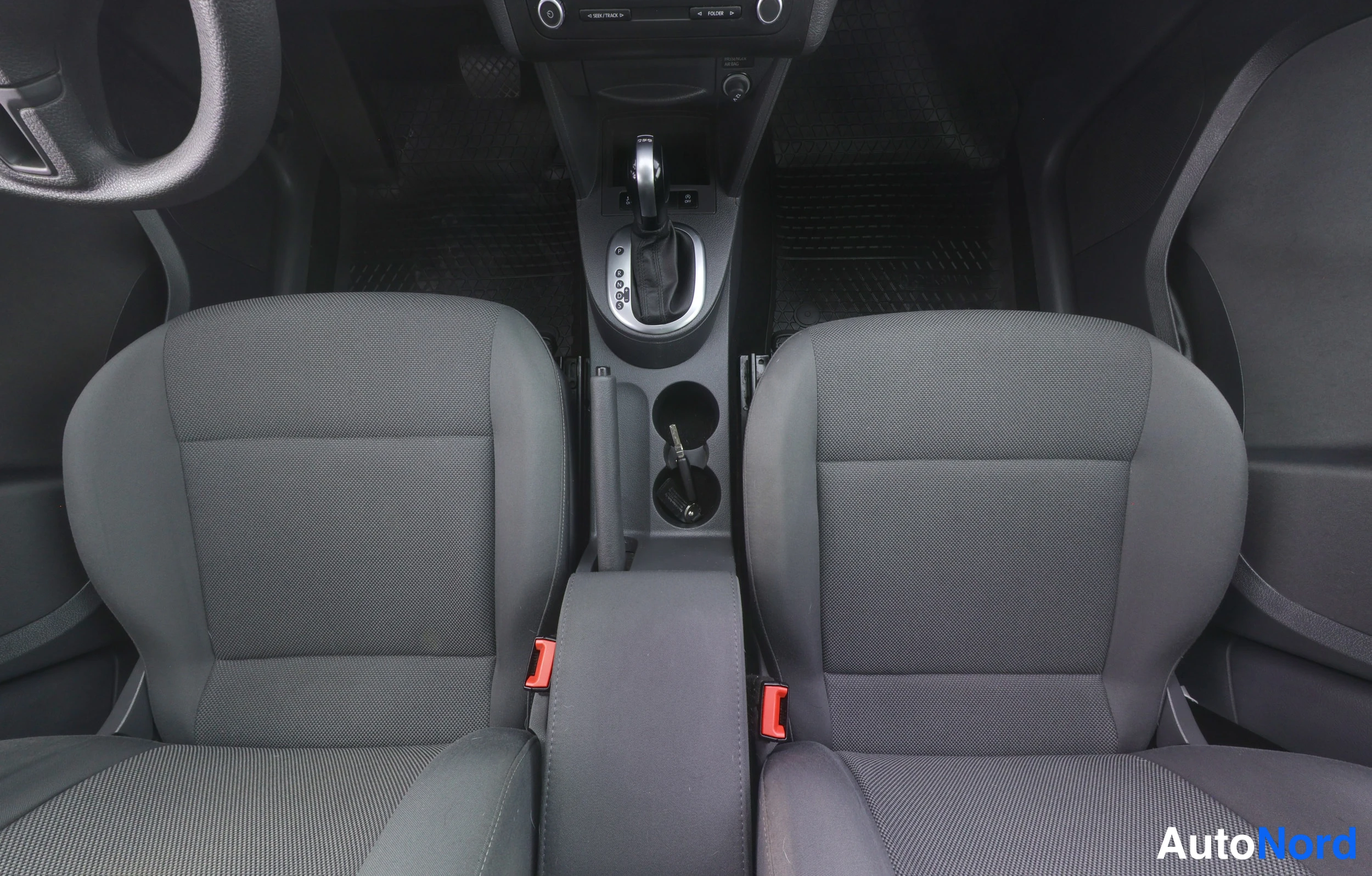 Musta Volkswagen Caddy 2015, ohjaamo, kuva 20