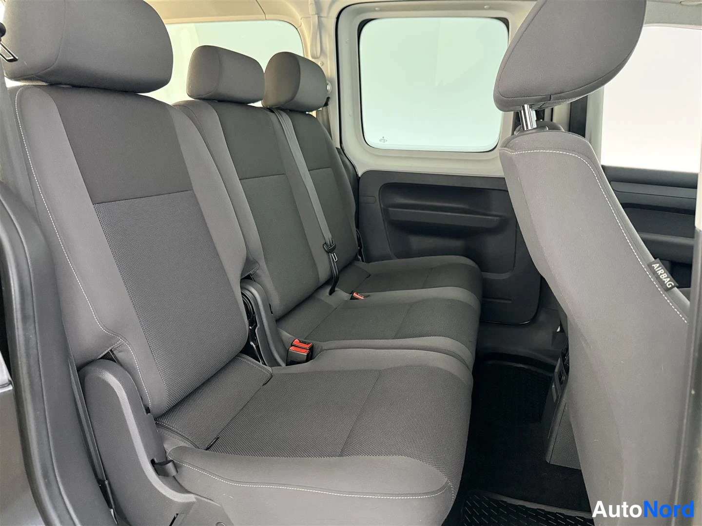 Musta Volkswagen Caddy 2015, takaistuimet, kuva 23