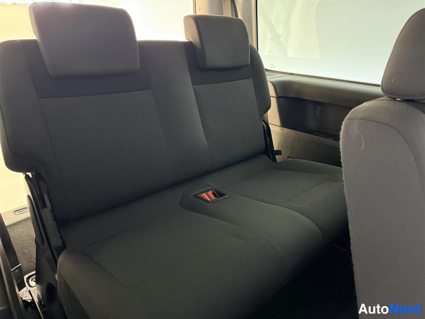 Musta Volkswagen Caddy 2015, takaistuimet, kuva 24
