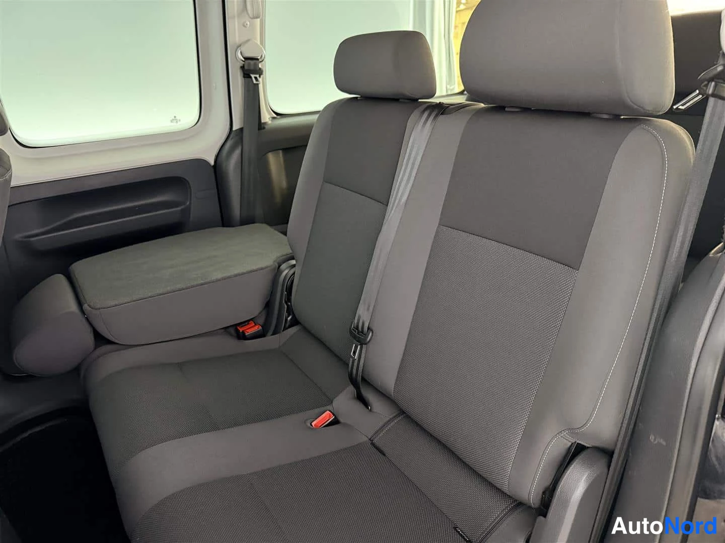 Musta Volkswagen Caddy 2015, takaistuimet, kuva 25