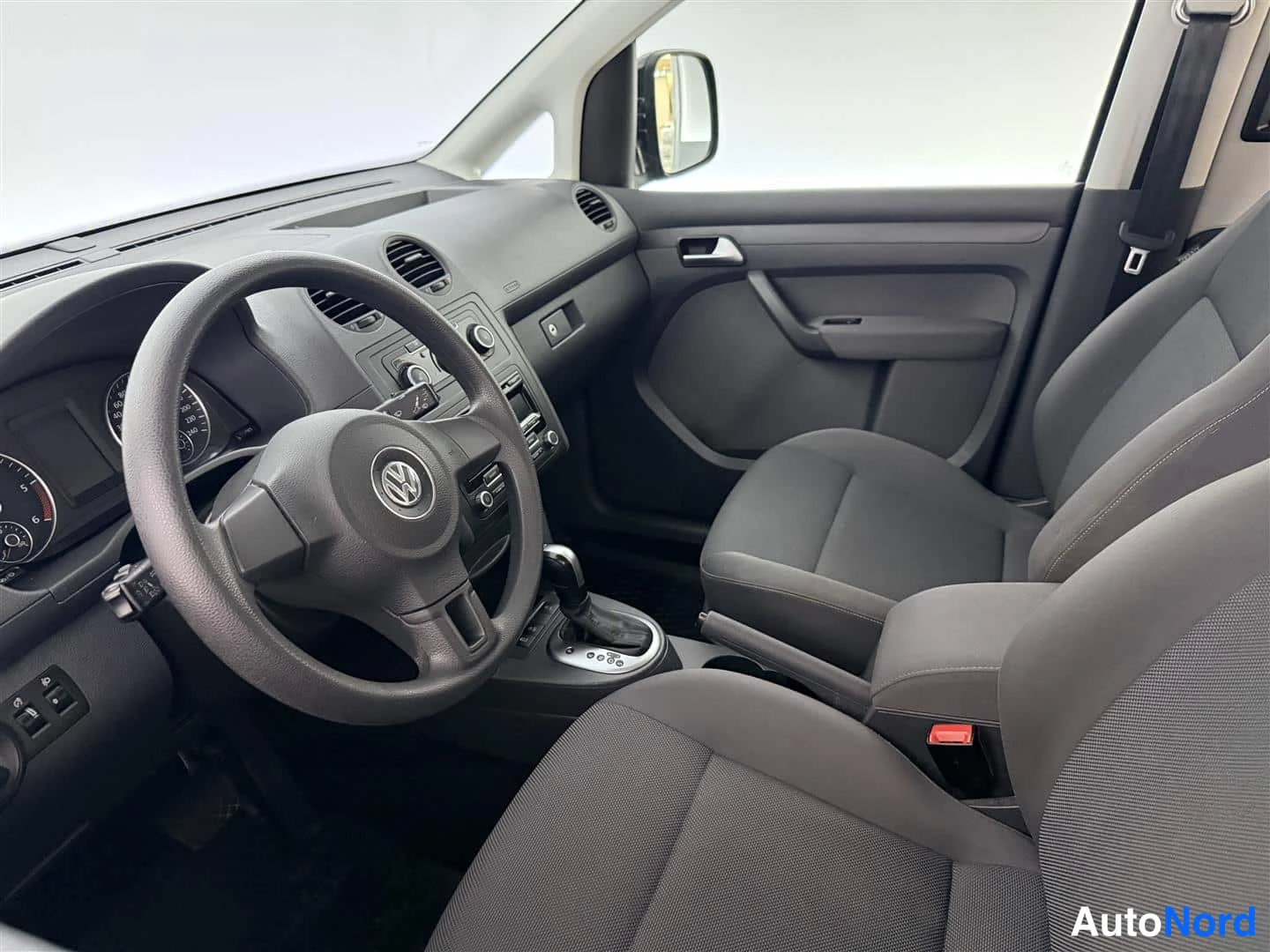 Musta Volkswagen Caddy 2015, ohjaamo, kuva 17