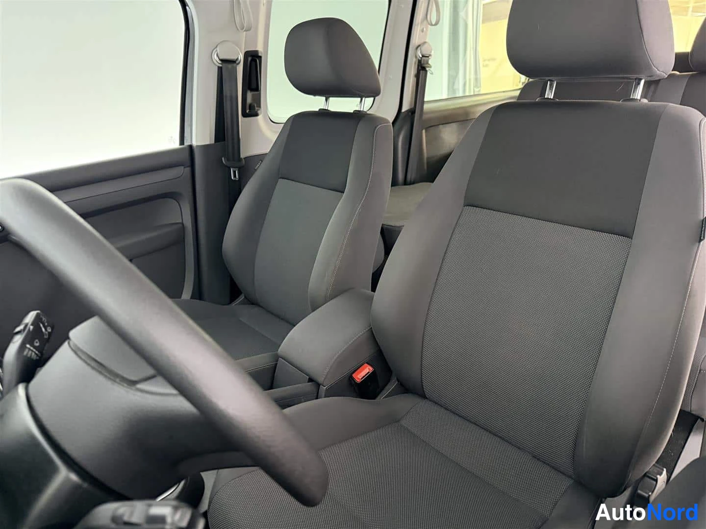 Musta Volkswagen Caddy 2015, etuistuimet, kuva 22