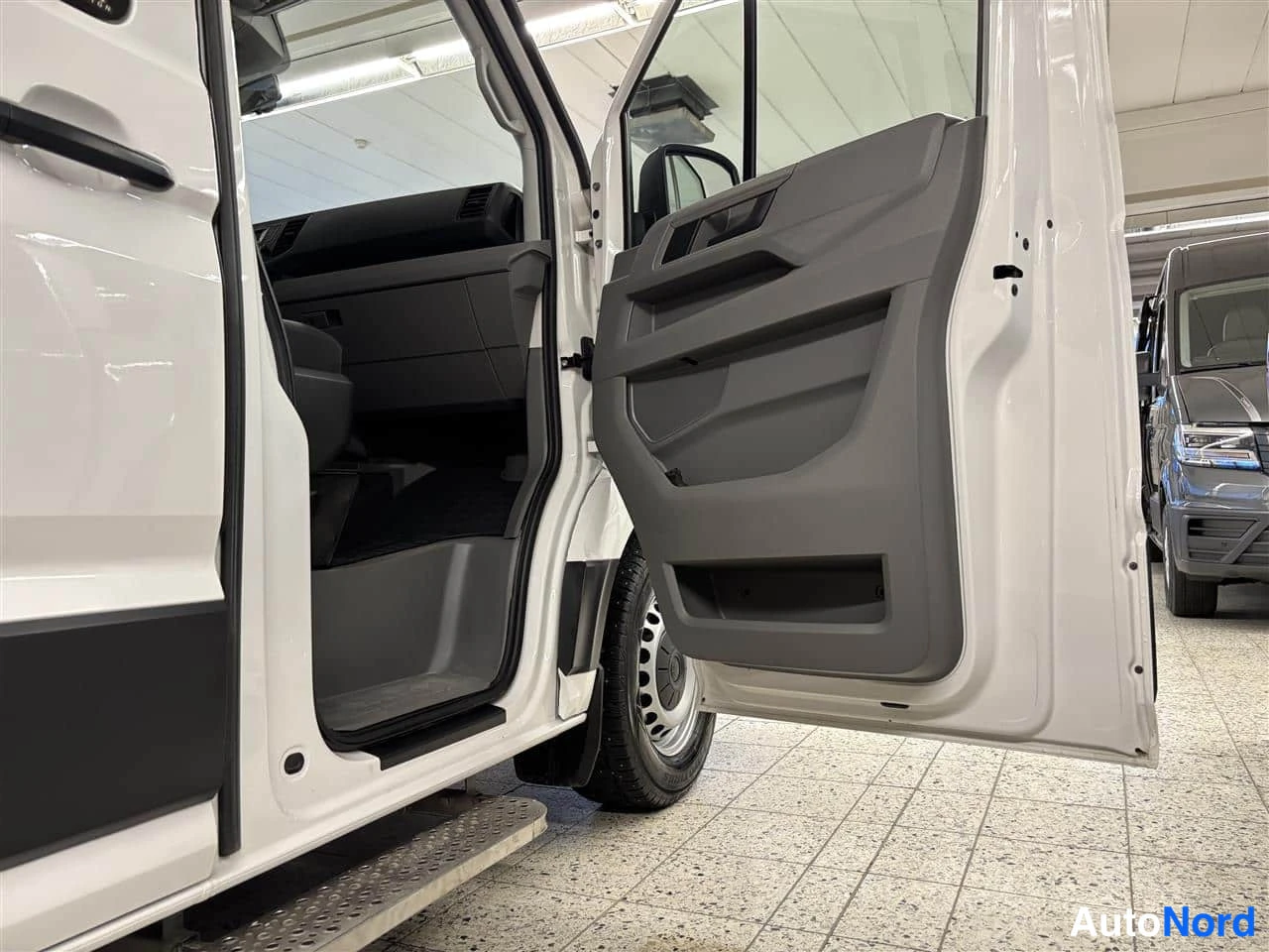 Vit Volkswagen Crafter 2020, detalj, bild 18