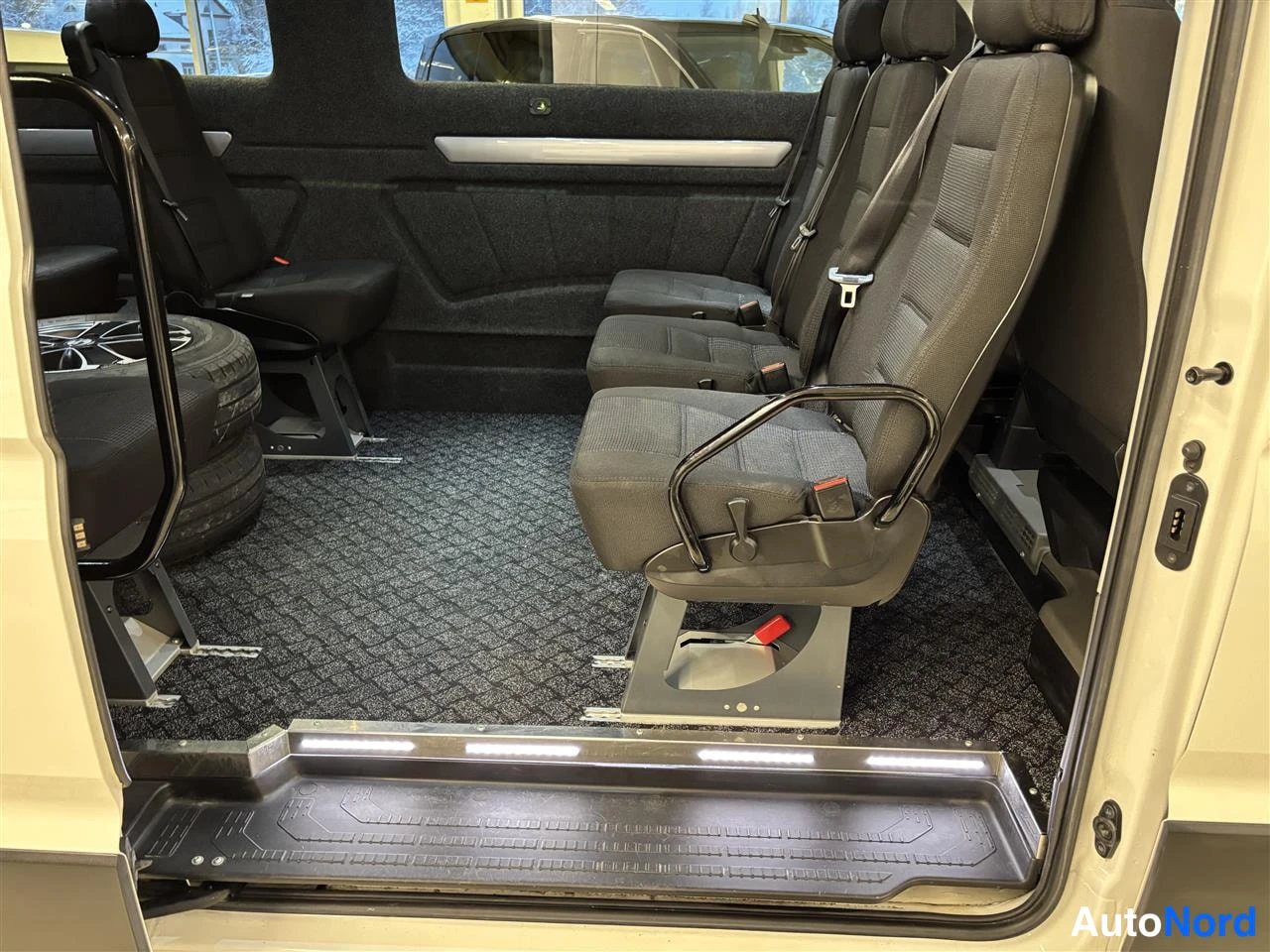 Vit Volkswagen Crafter 2020, baksäten, bild 11