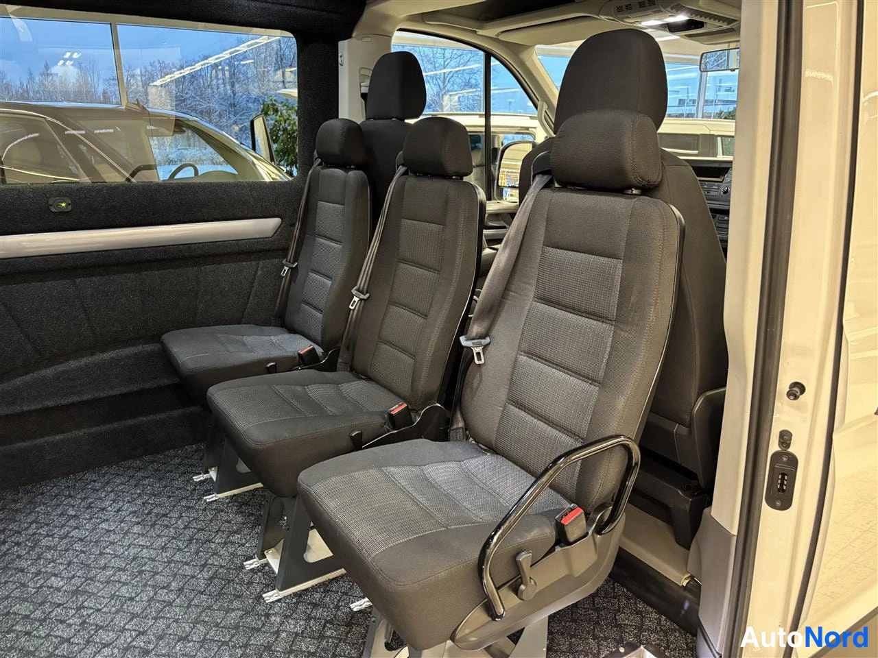 Vit Volkswagen Crafter 2020, baksäten, bild 12