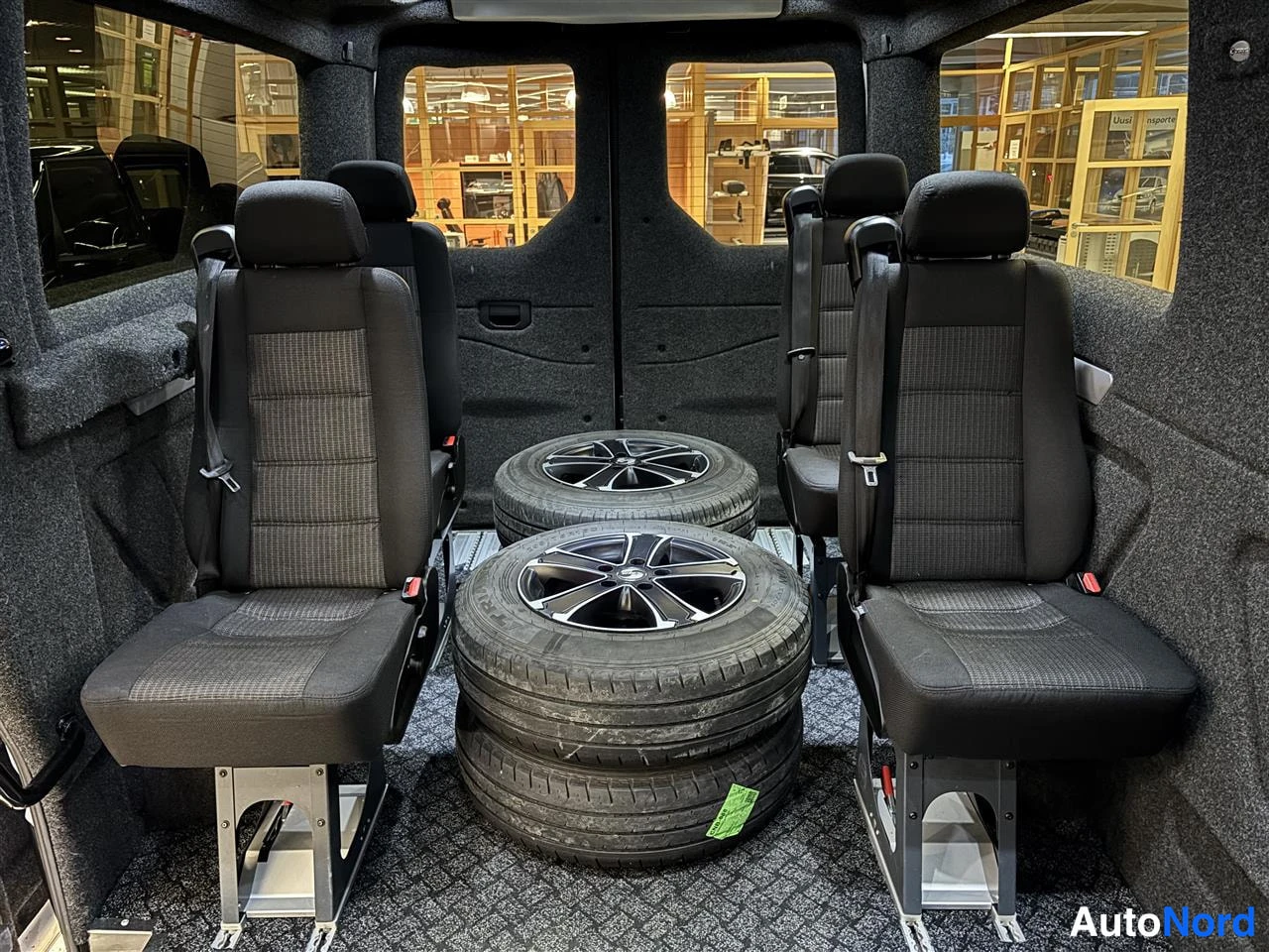 Vit Volkswagen Crafter 2020, baksäten, bild 13