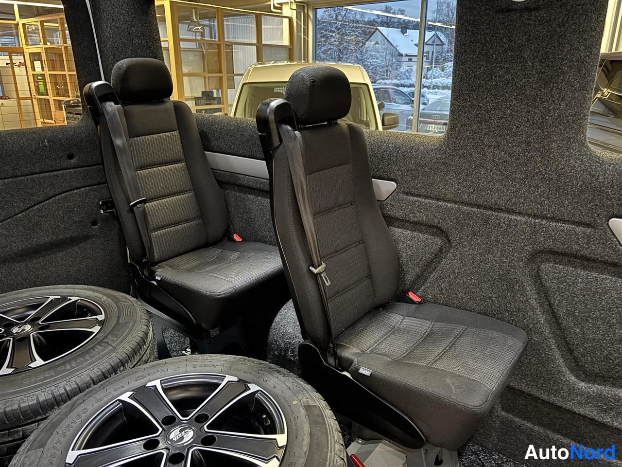 Vit Volkswagen Crafter 2020, baksäten, bild 15
