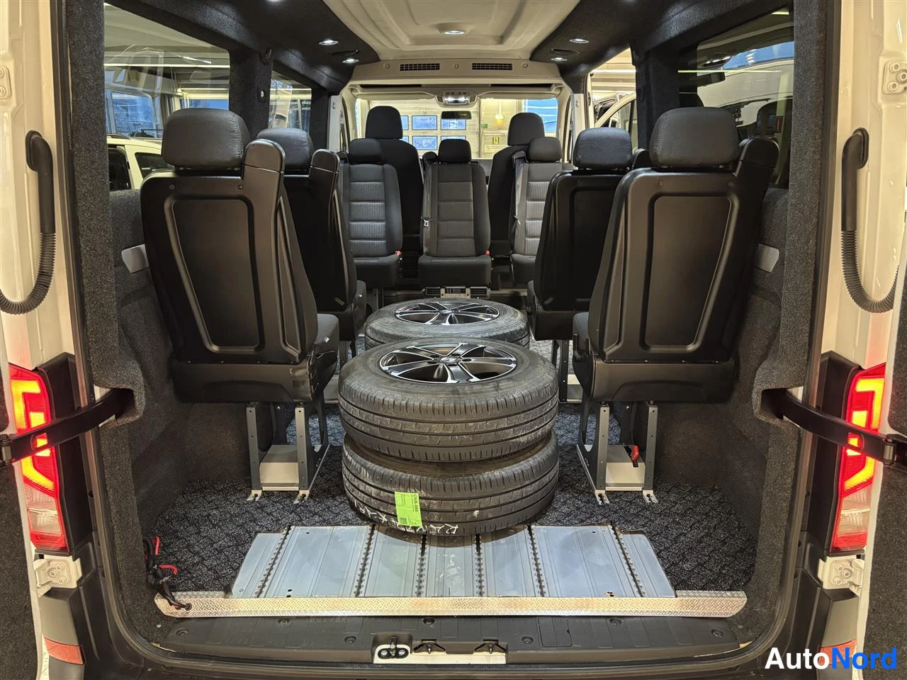 Vit Volkswagen Crafter 2020, baksäten, bild 16