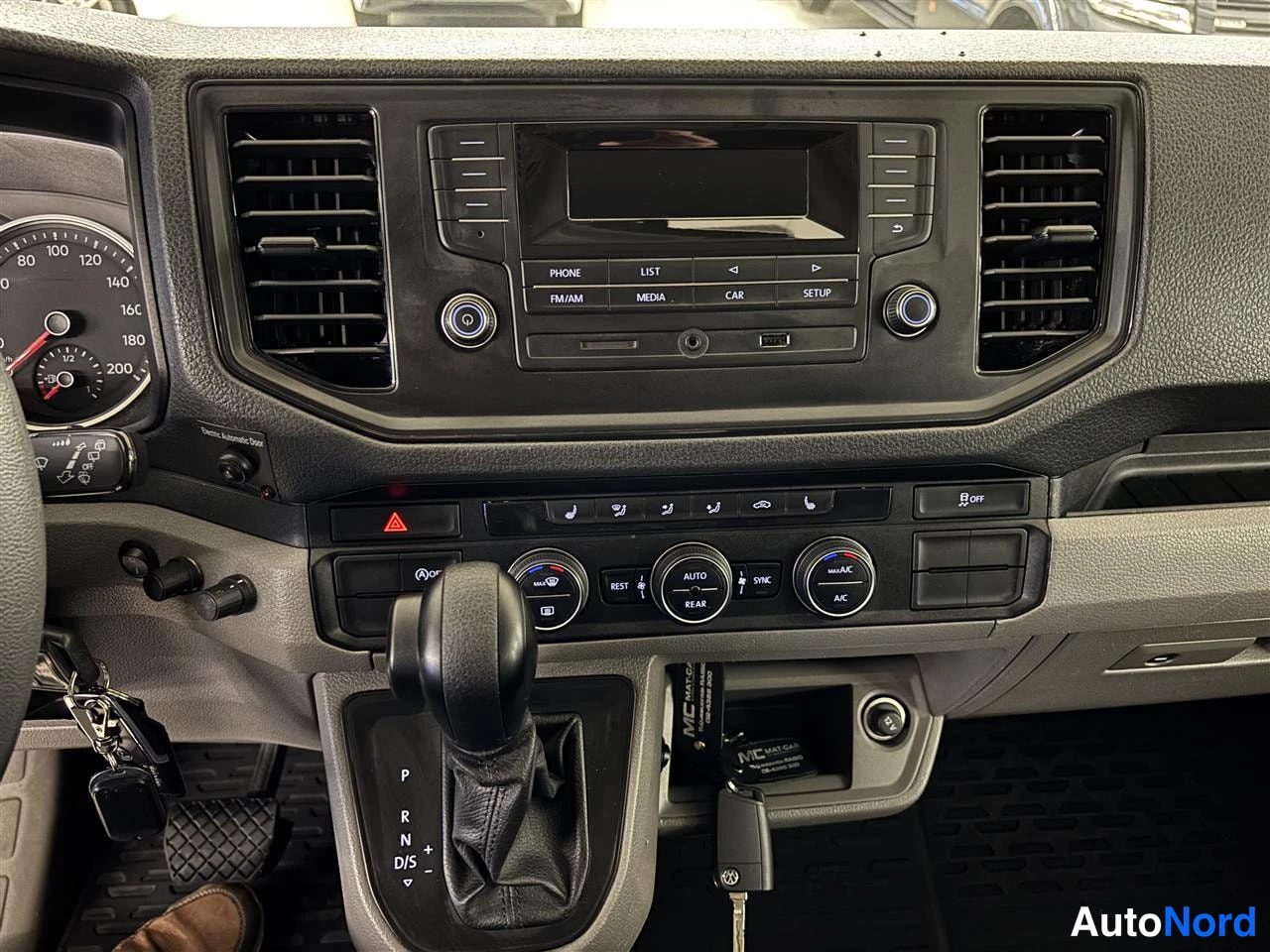 Vit Volkswagen Crafter 2020, detalj, bild 20