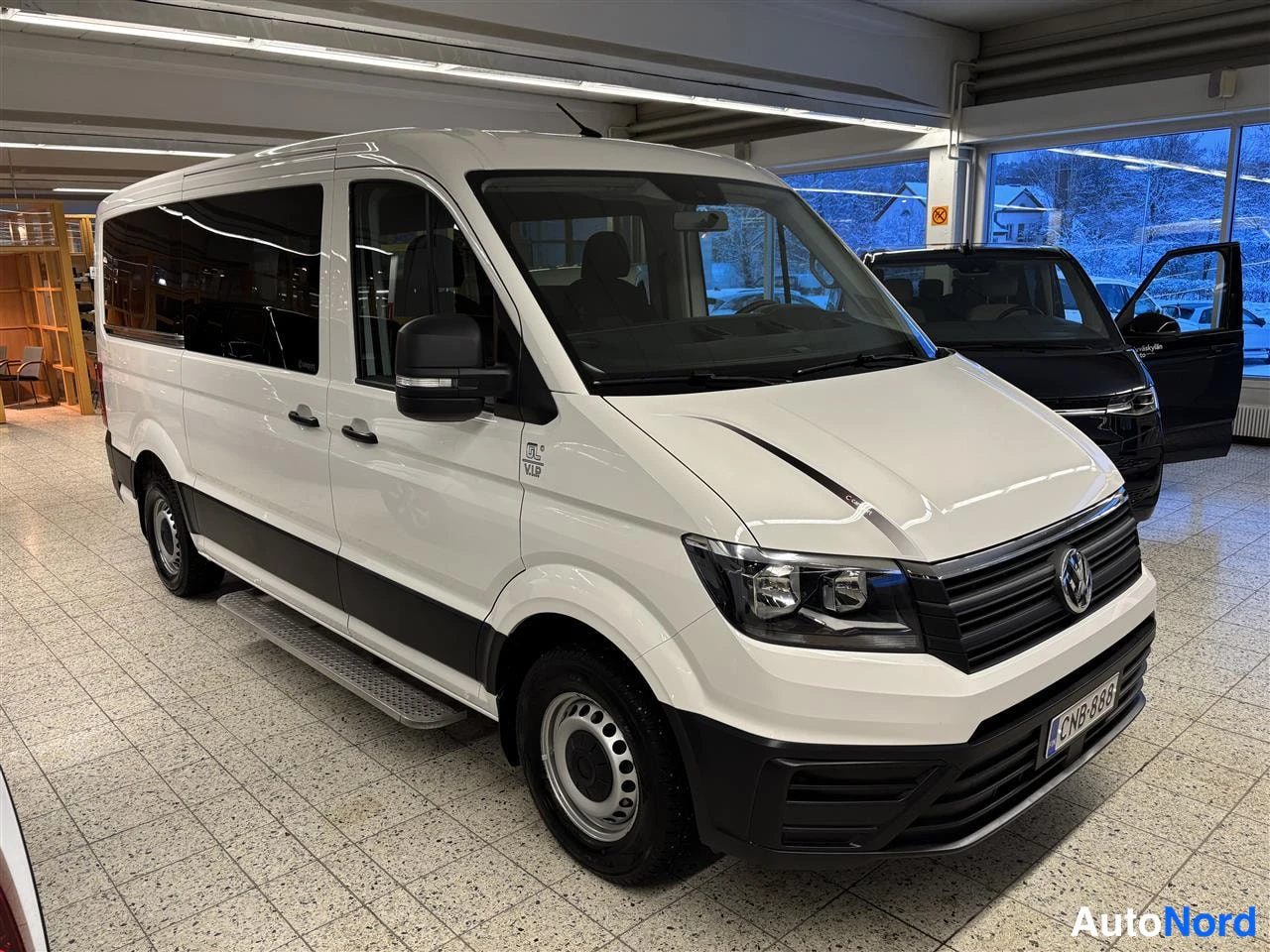 Vit Volkswagen Crafter 2020, snett framifrån, fronten åt höger, bild 2