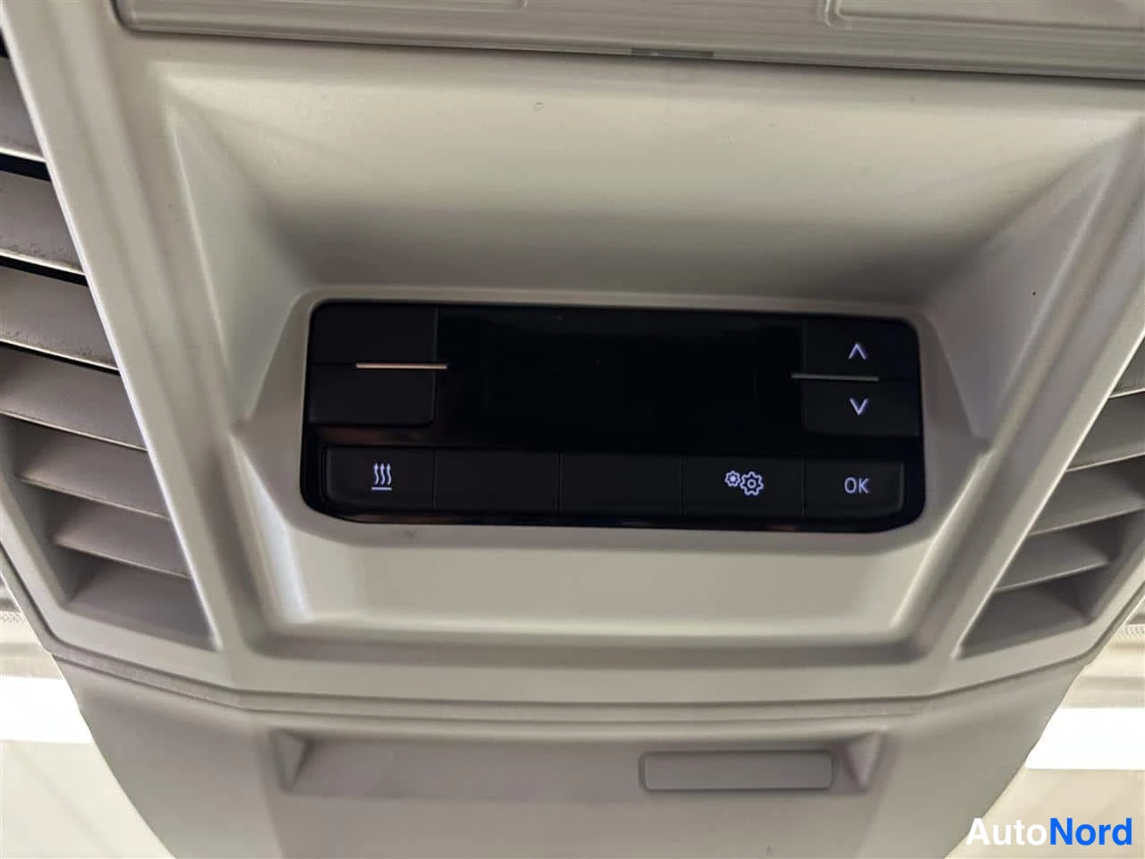 Vit Volkswagen Crafter 2020, detalj, bild 21