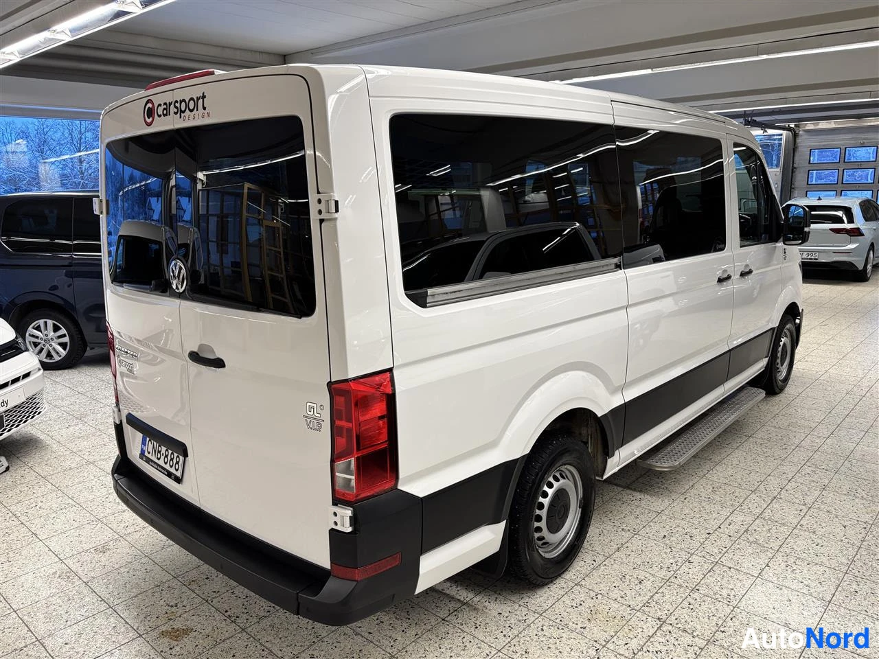 Vit Volkswagen Crafter 2020, snett bakifrån, bild 5