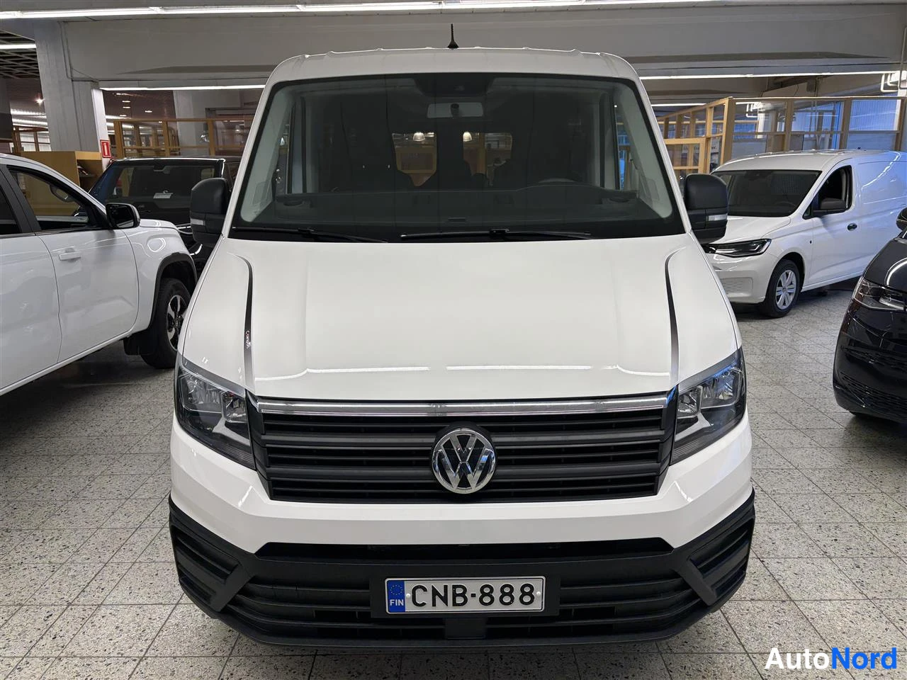 Vit Volkswagen Crafter 2020, framifrån, bild 3