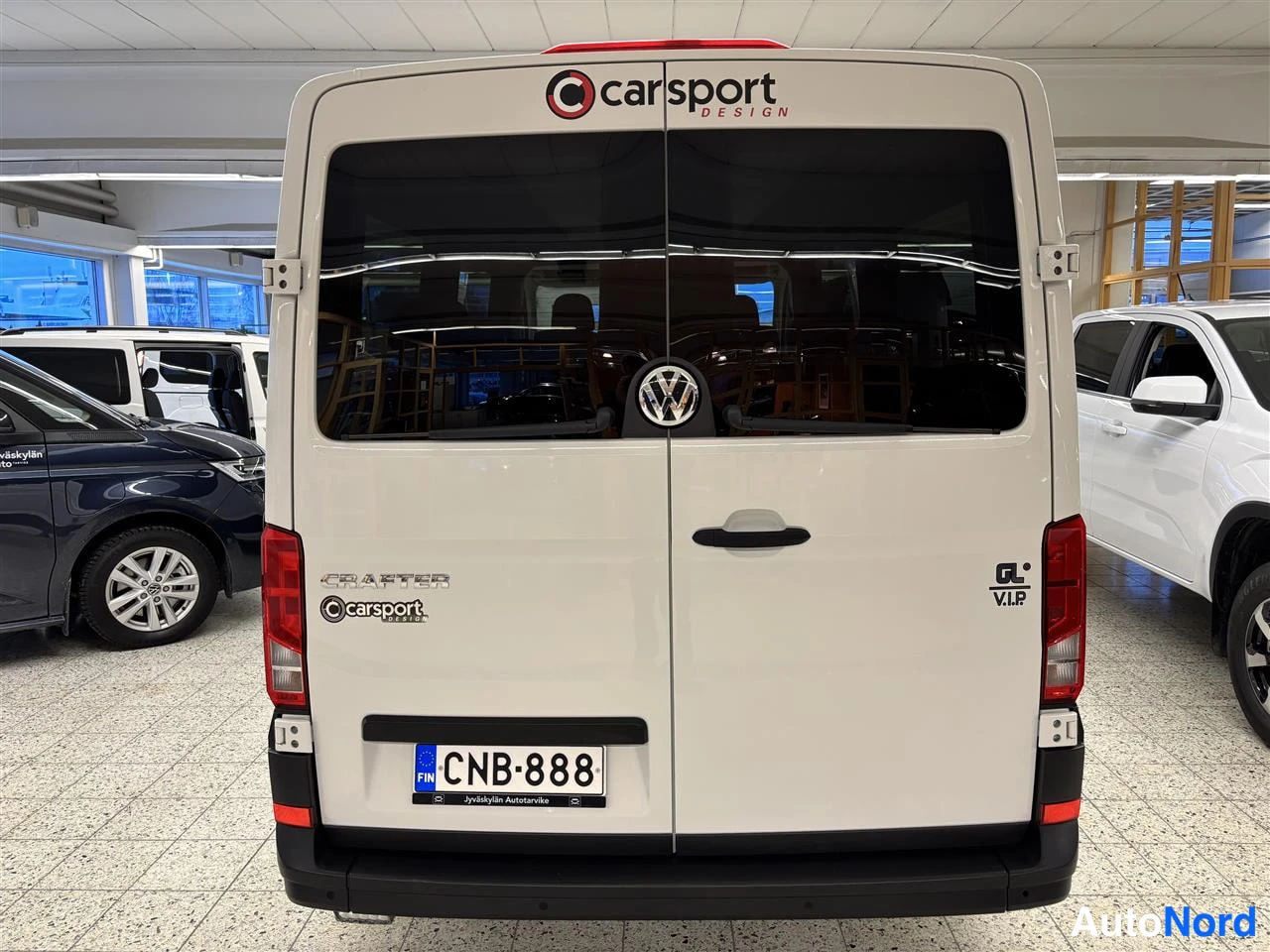 Vit Volkswagen Crafter 2020, bakifrån, bild 6