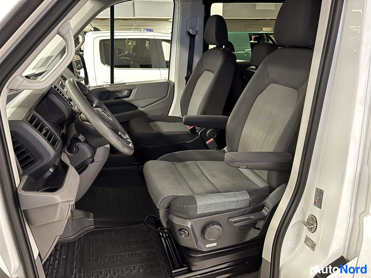 Vit Volkswagen Crafter 2020, framsäten, bild 9