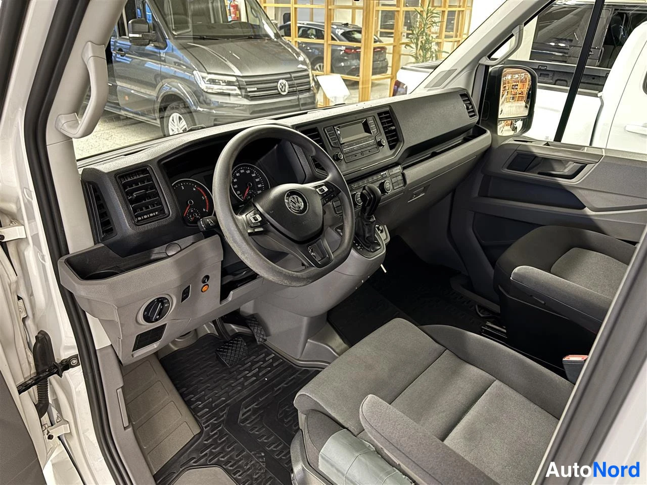 Vit Volkswagen Crafter 2020, förarplats, bild 7
