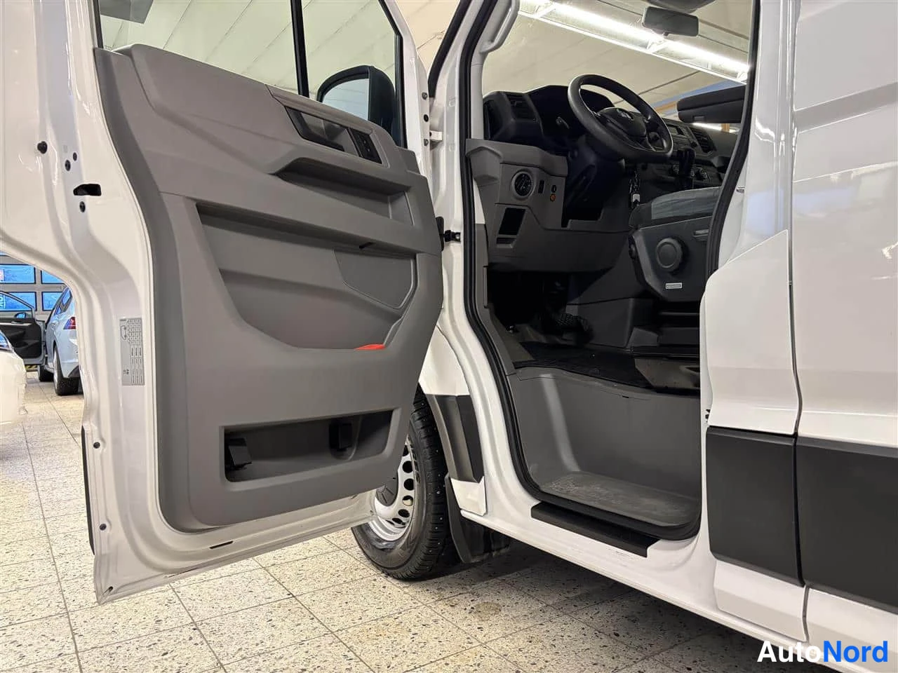 Vit Volkswagen Crafter 2020, detalj, bild 17
