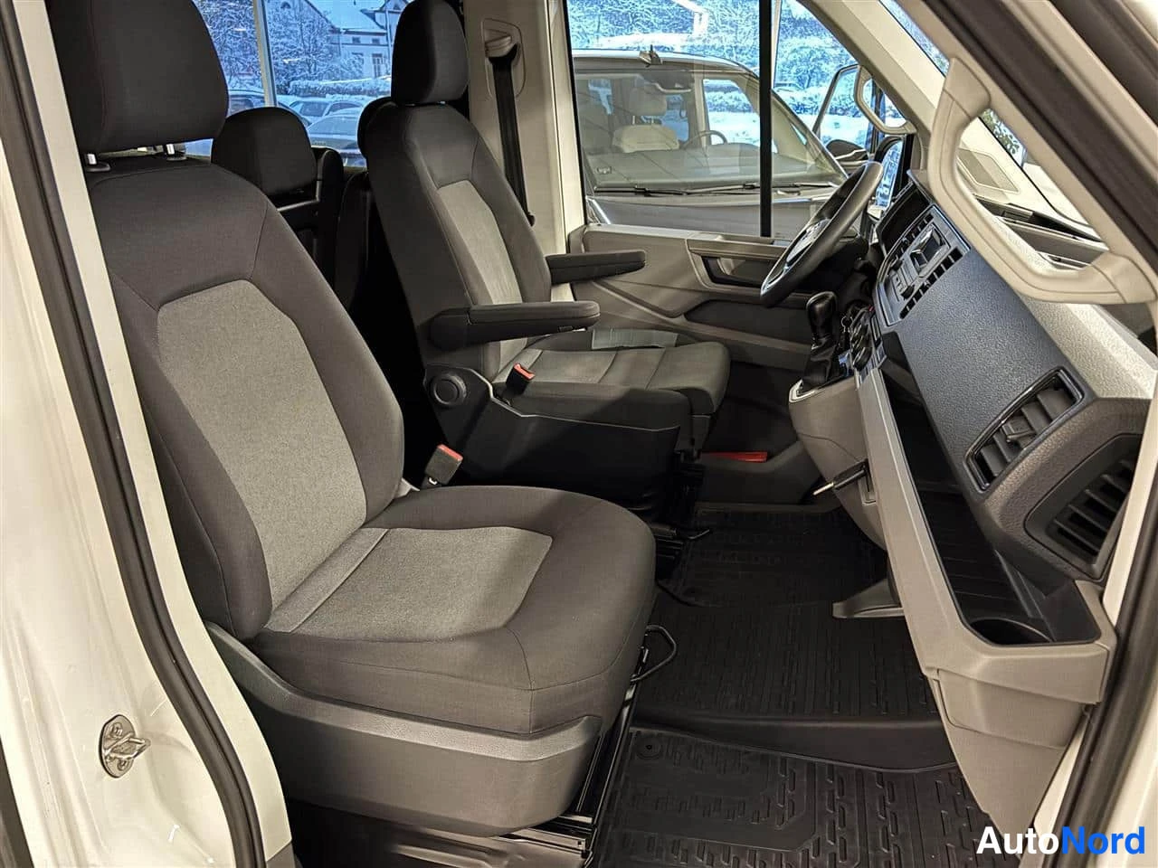 Vit Volkswagen Crafter 2020, framsäten, bild 10