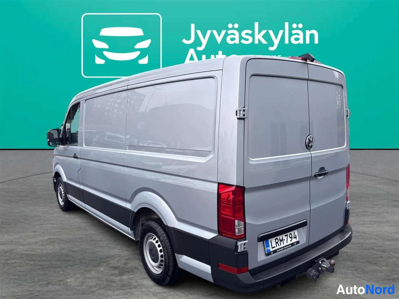 Grå Volkswagen Crafter 2023, snett bakifrån, bild 4