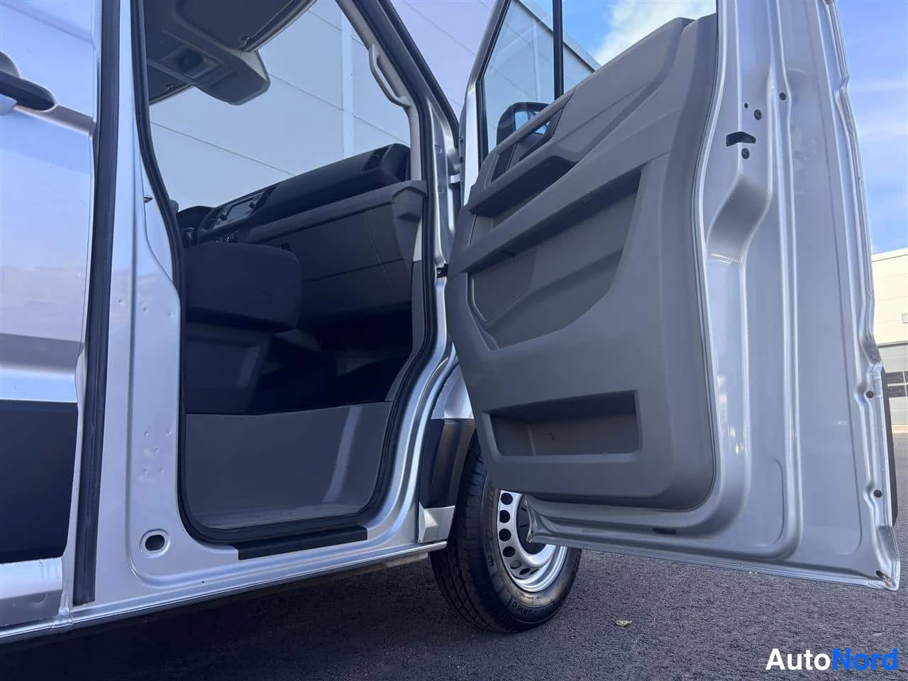 Grå Volkswagen Crafter 2023, förarplats, bild 9