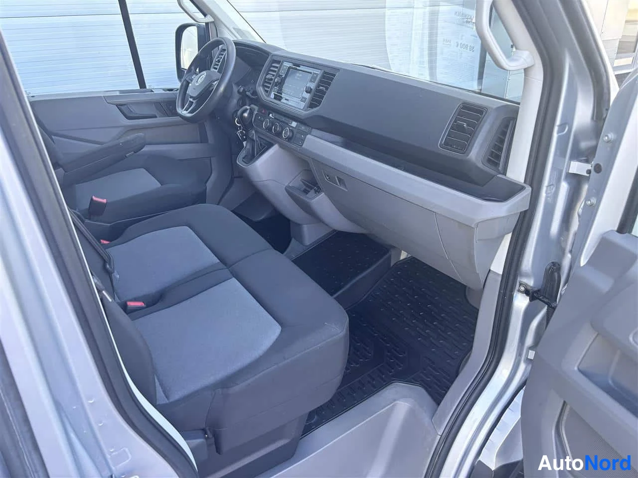 Grå Volkswagen Crafter 2023, förarplats, bild 10