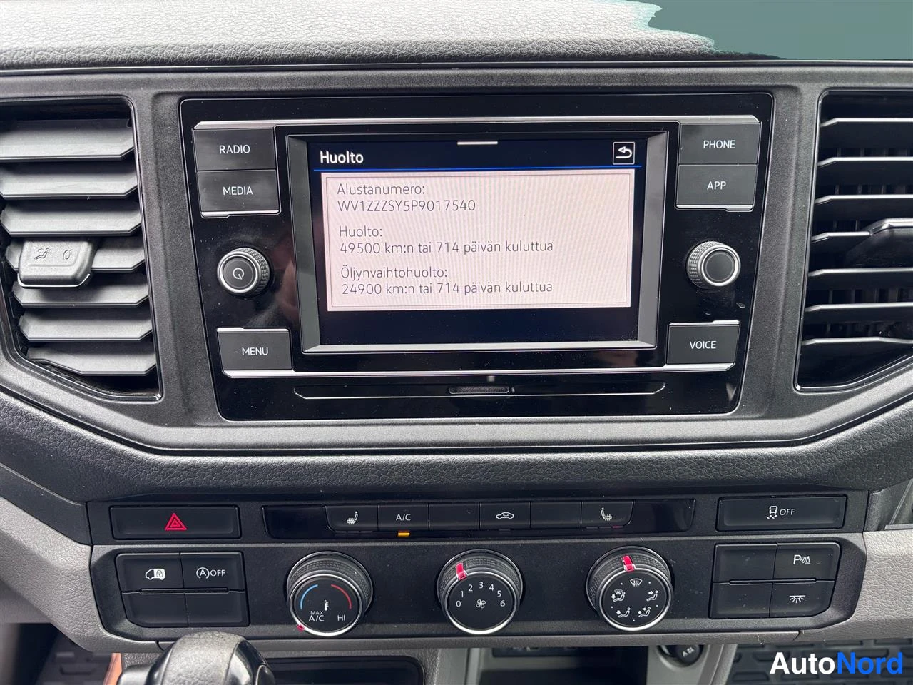 Grå Volkswagen Crafter 2023, förarplats, bild 11