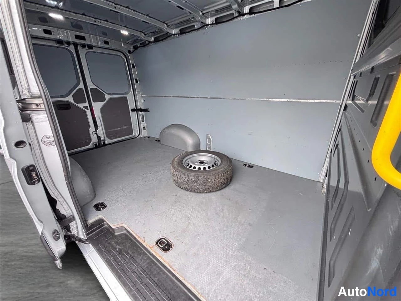 Grå Volkswagen Crafter 2023, bagageutrymme, bild 14