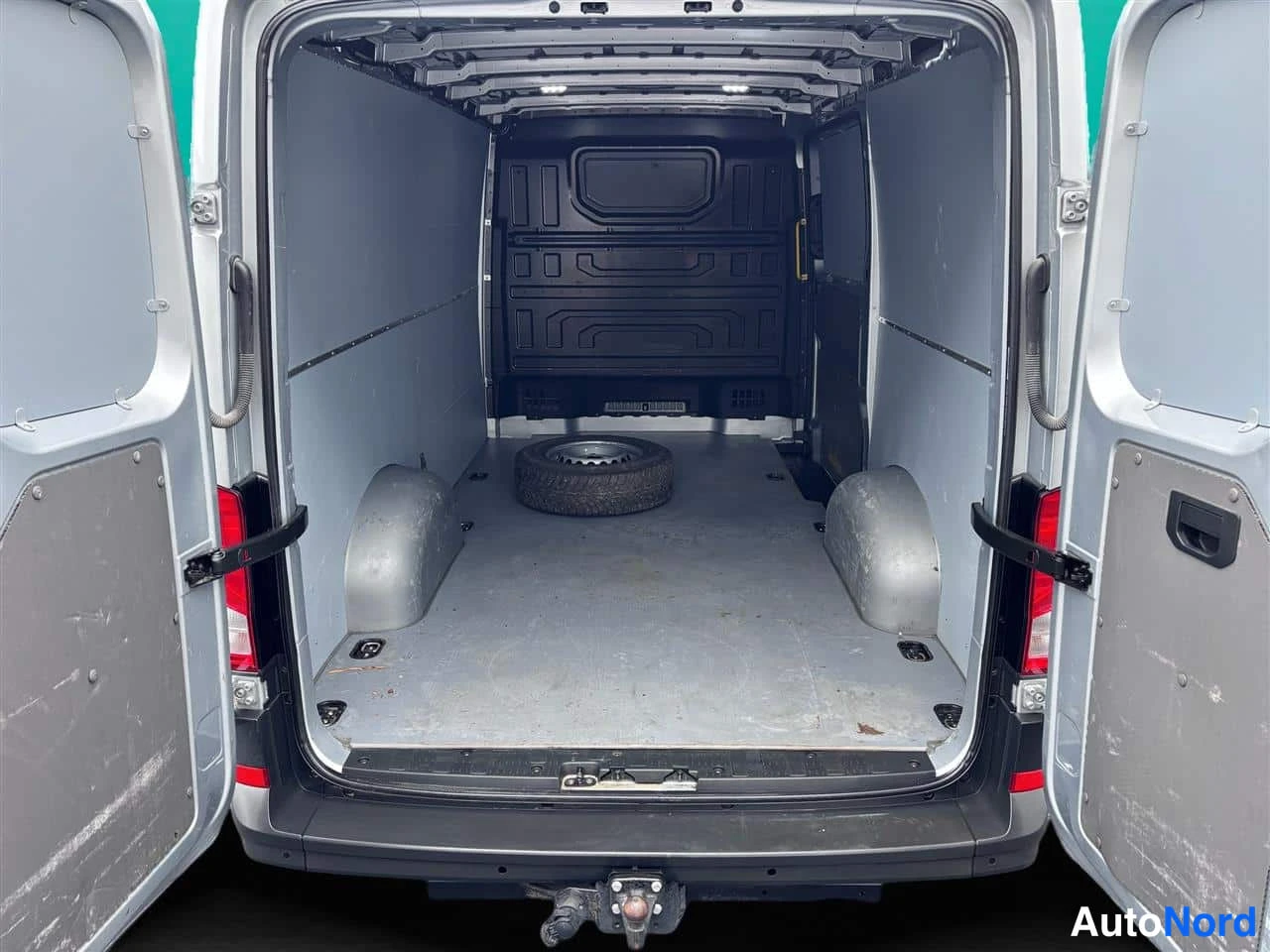 Grå Volkswagen Crafter 2023, bagageutrymme, bild 15